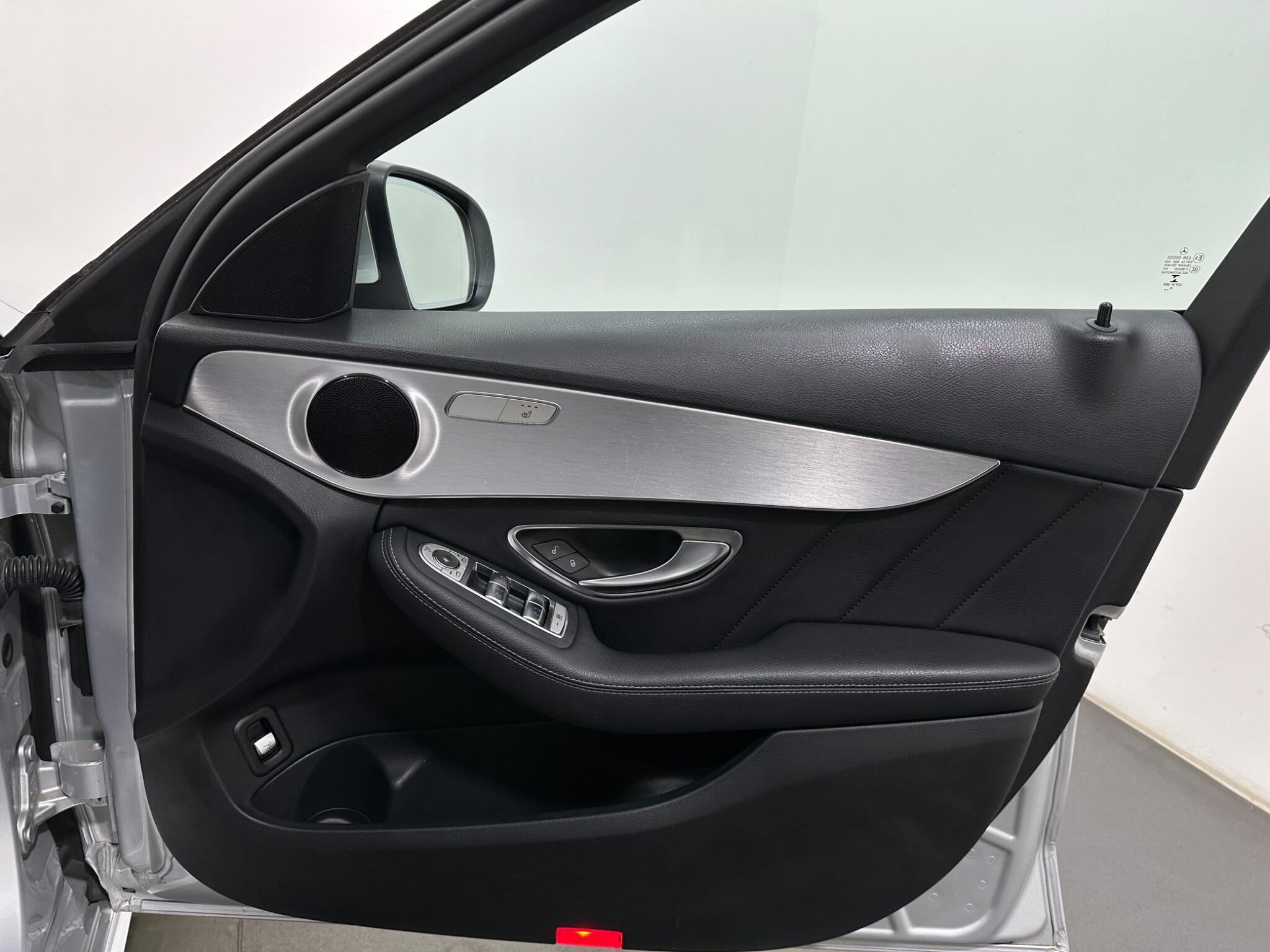Mercedes-Benz C-Class view 35