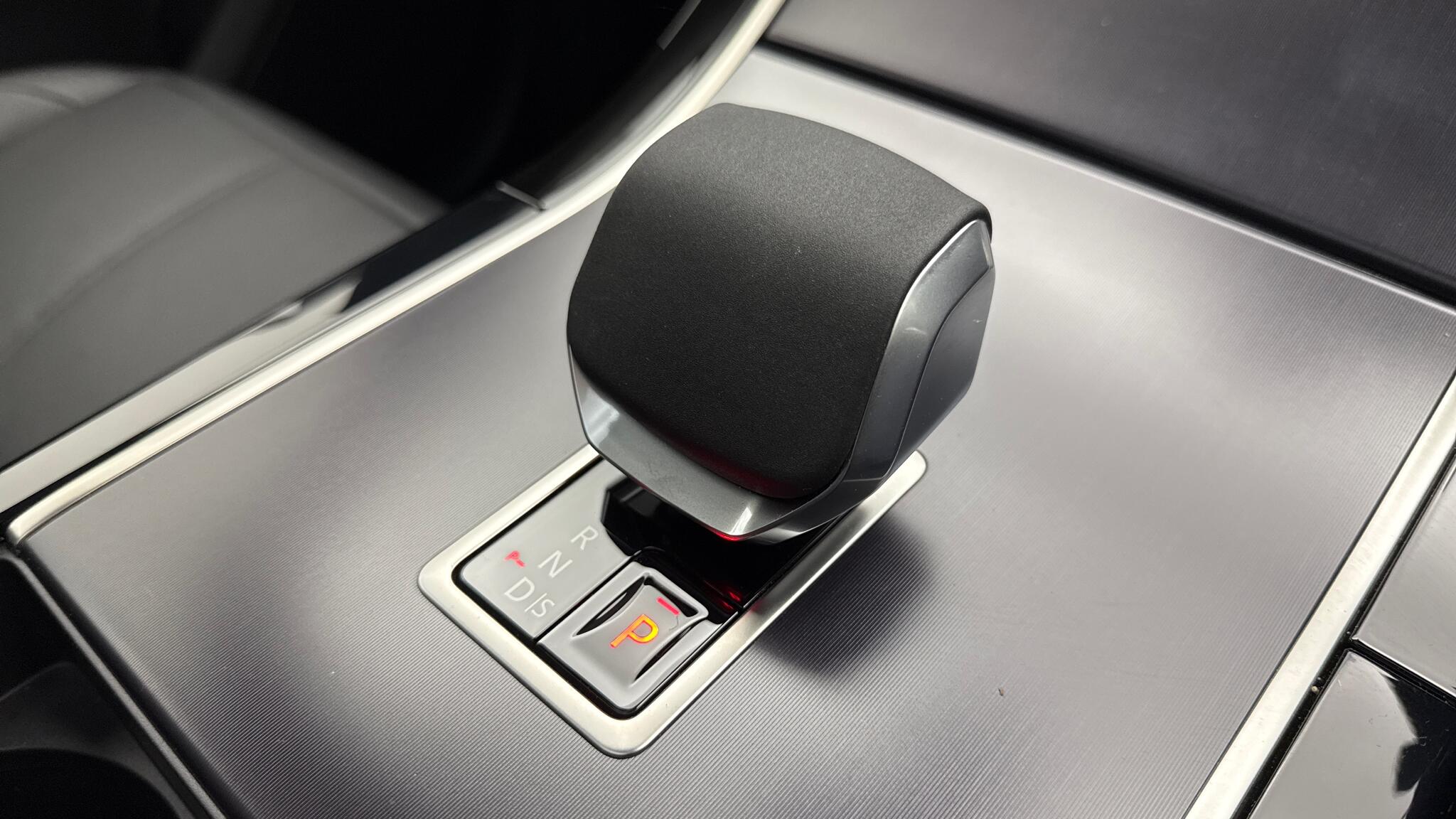 Land Rover Range Rover Velar view 13