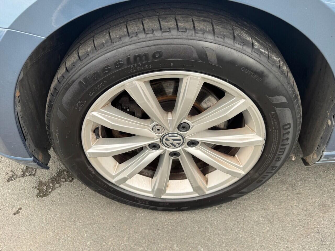 Volkswagen Passat view 5