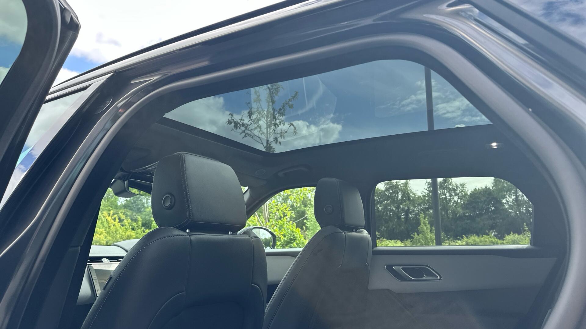 Land Rover Range Rover Velar view 31