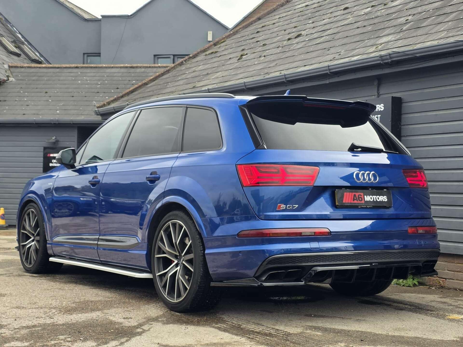 Audi SQ7 view 10