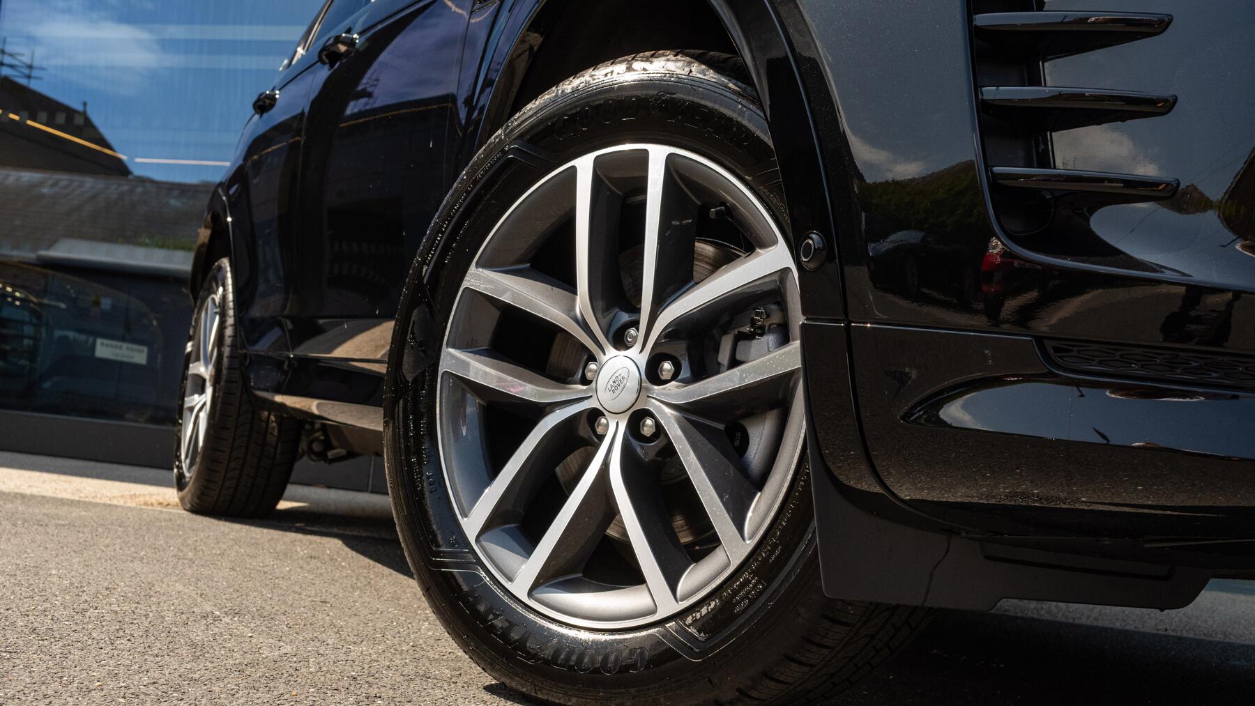 Land Rover Discovery Sport view 30