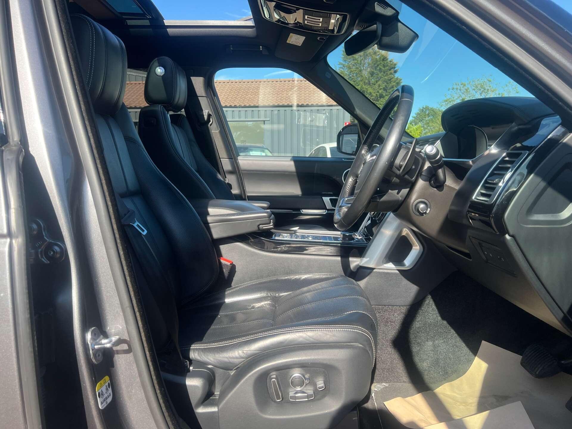 Land Rover Range Rover view 18