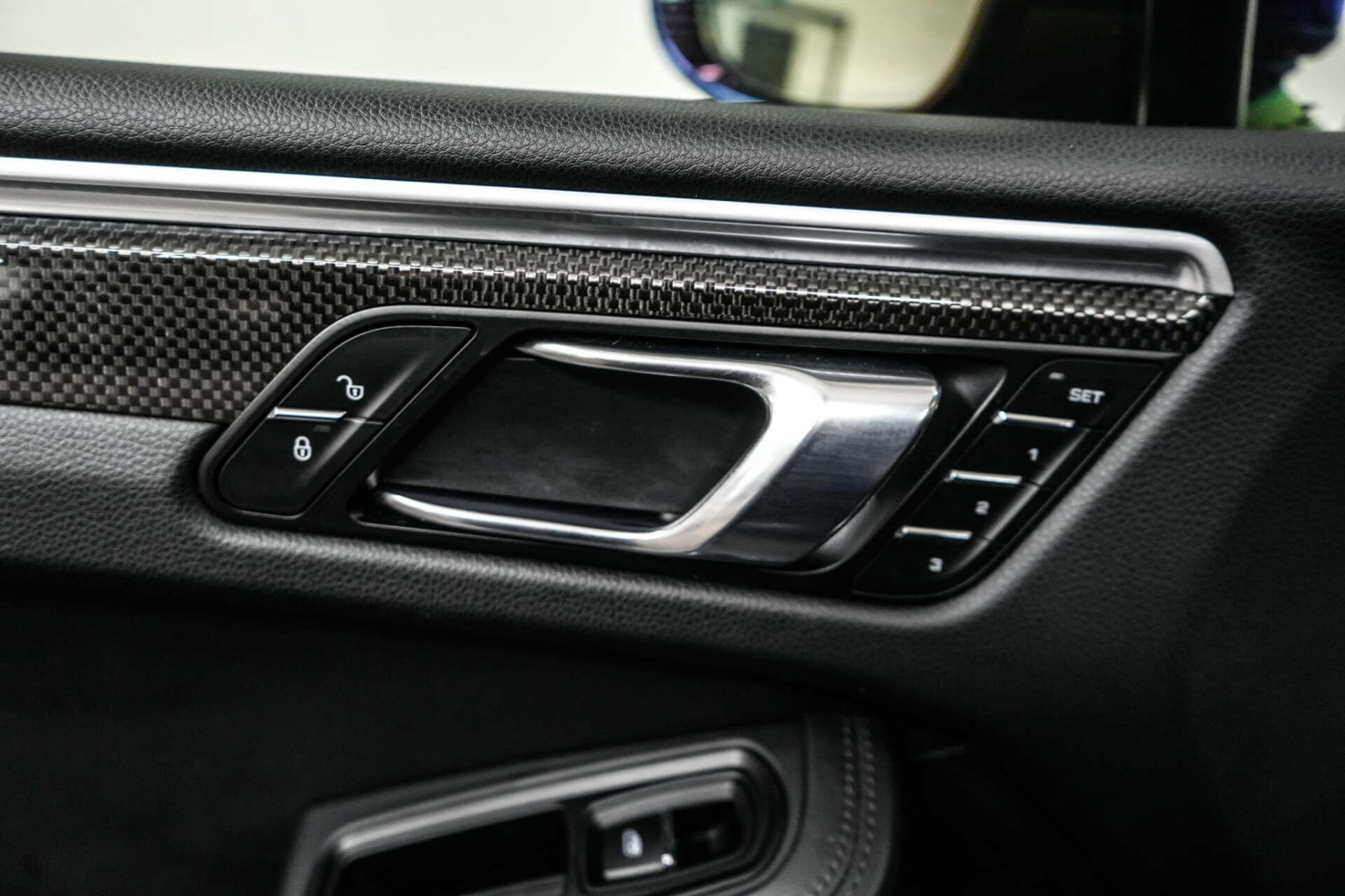 Porsche Macan view 23