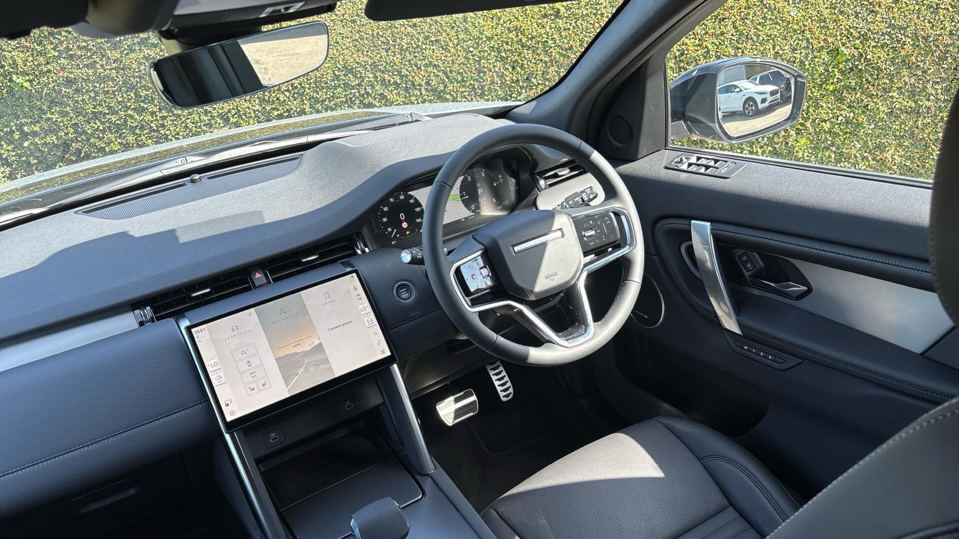 Land Rover Discovery Sport view 26