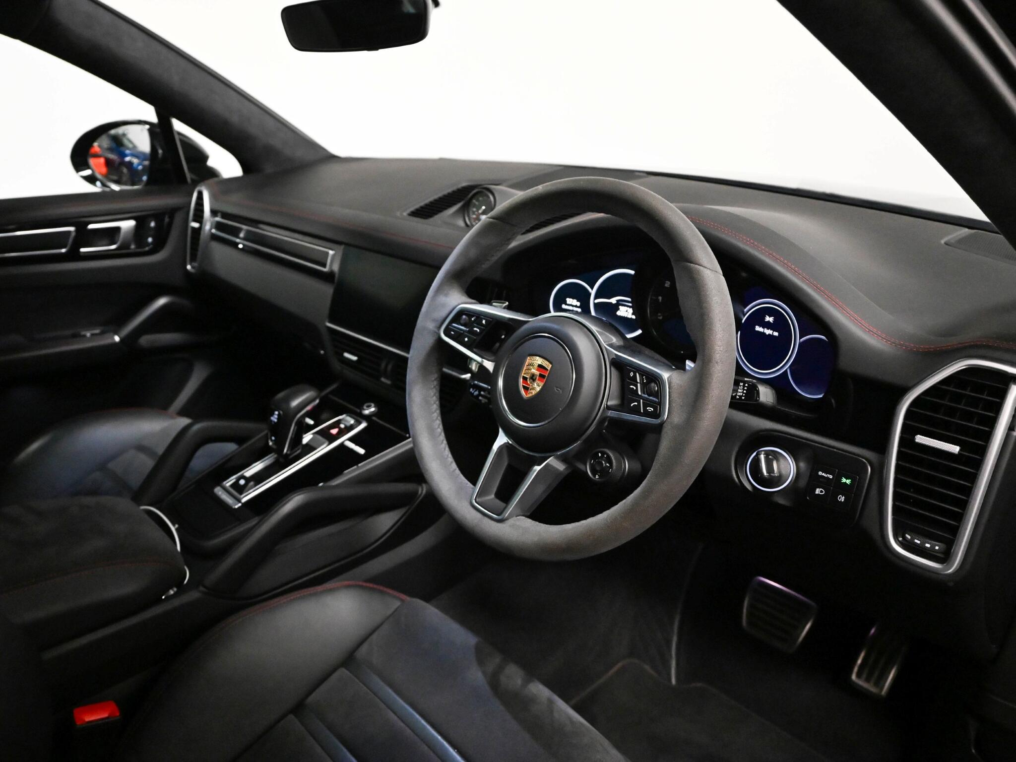 Porsche Cayenne view 33