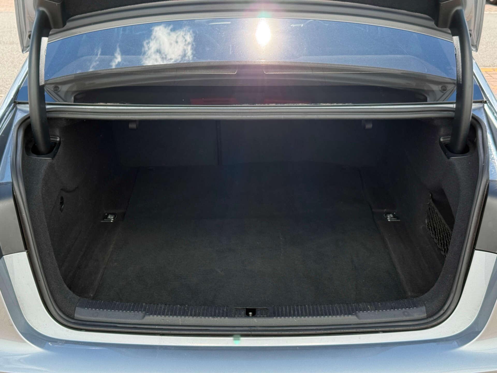 Audi A6 Saloon view 35