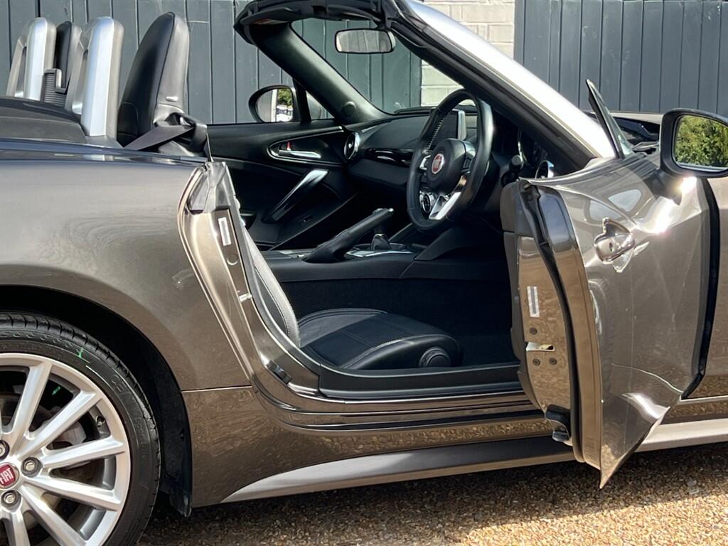 Fiat 124 Spider view 14