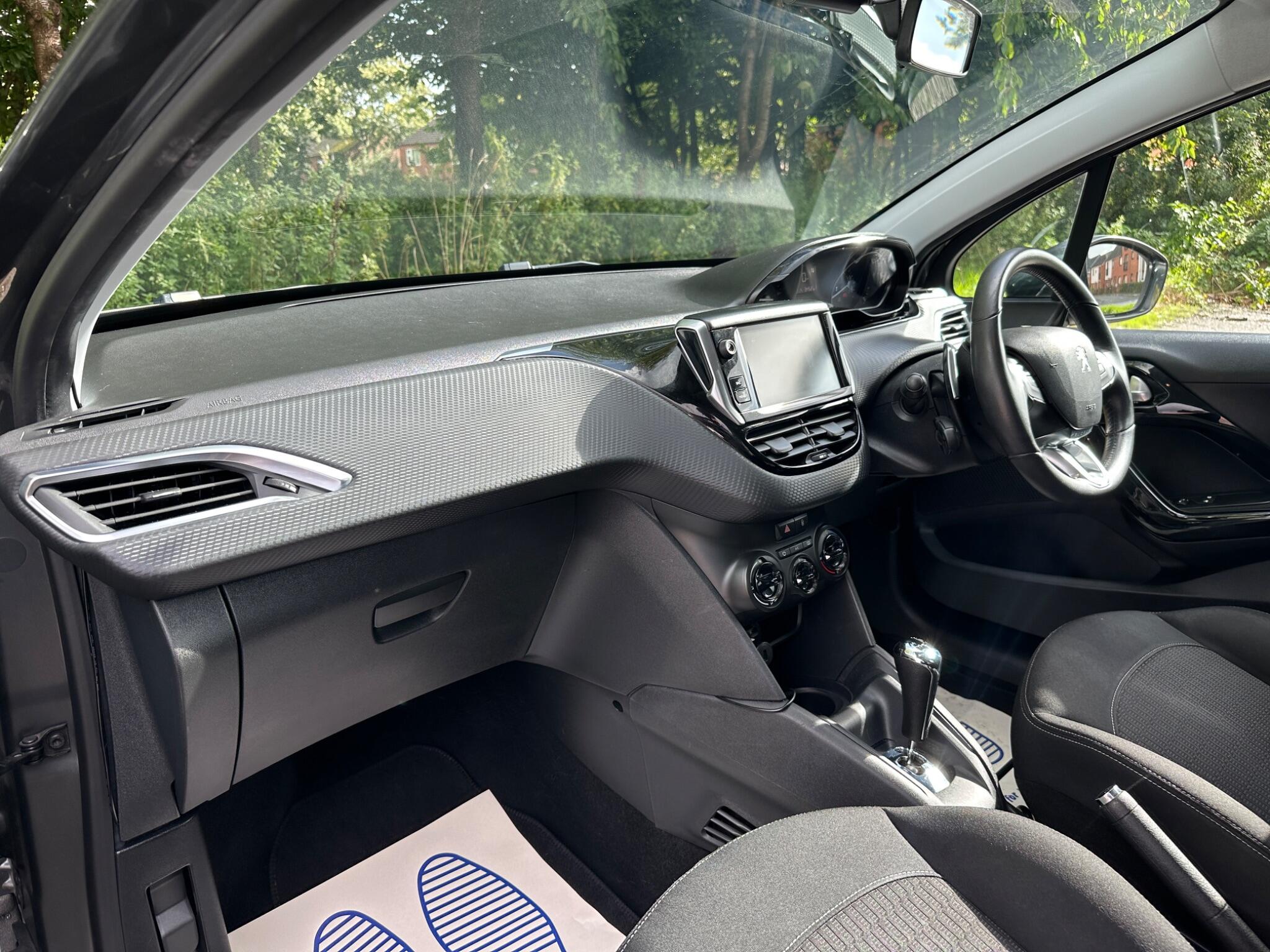 Peugeot 208 view 15