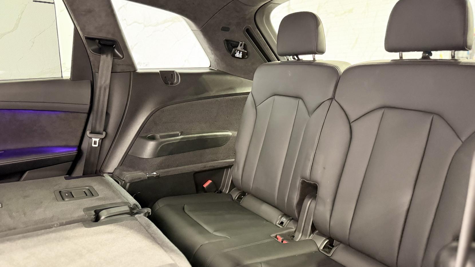 Audi Q7 view 12