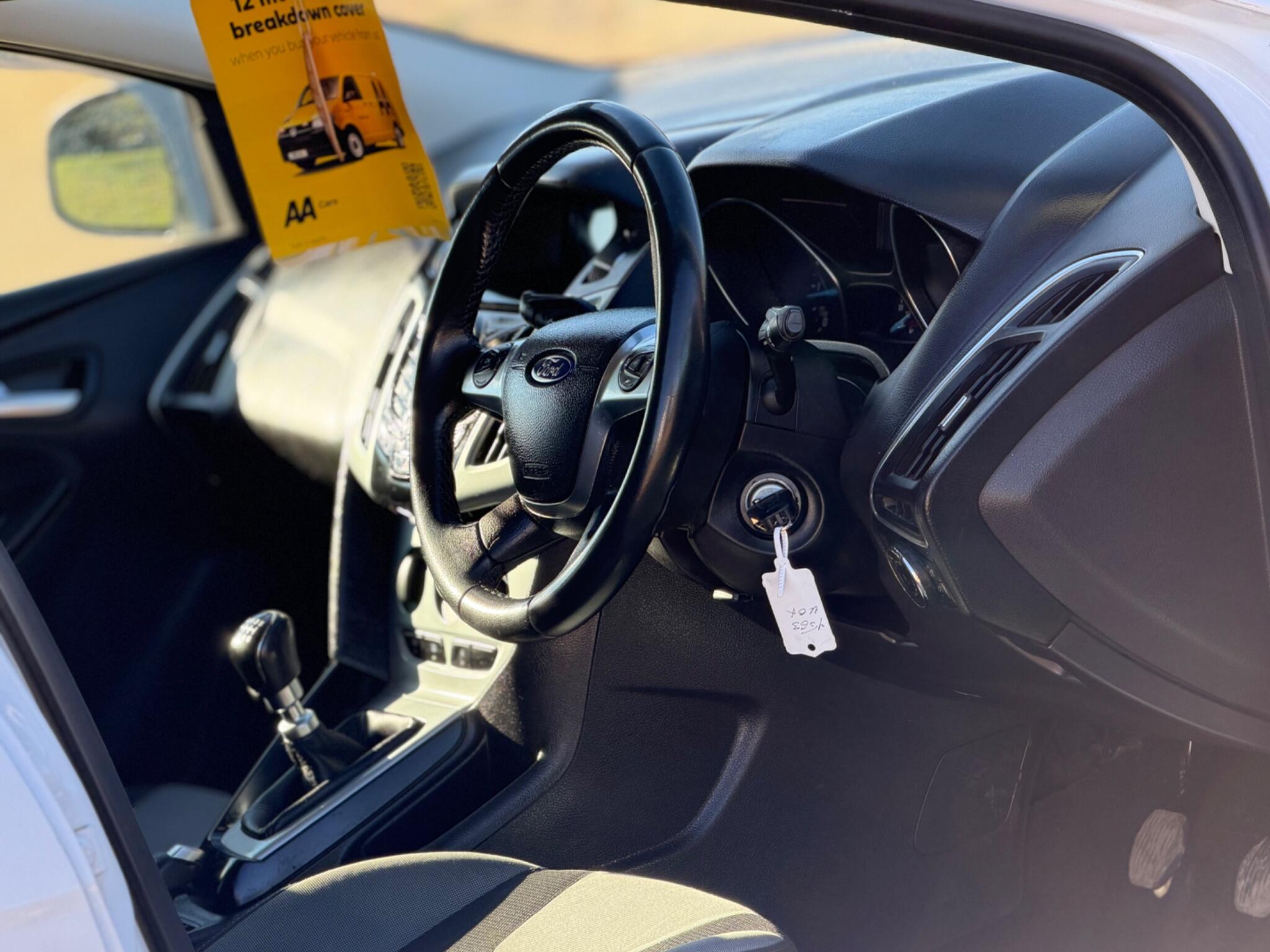 2013 Ford Focus 1.6 TDCi Zetec Euro 5 (s/s) 5dr image 23