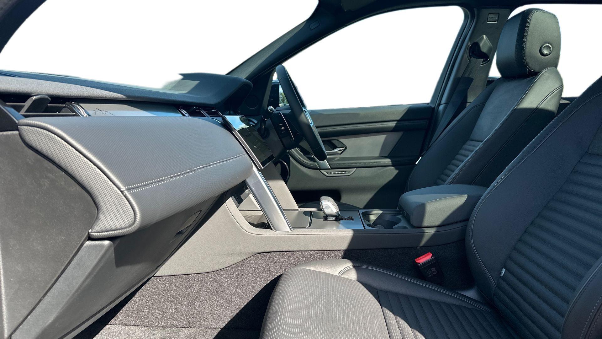 Land Rover Discovery Sport view 3