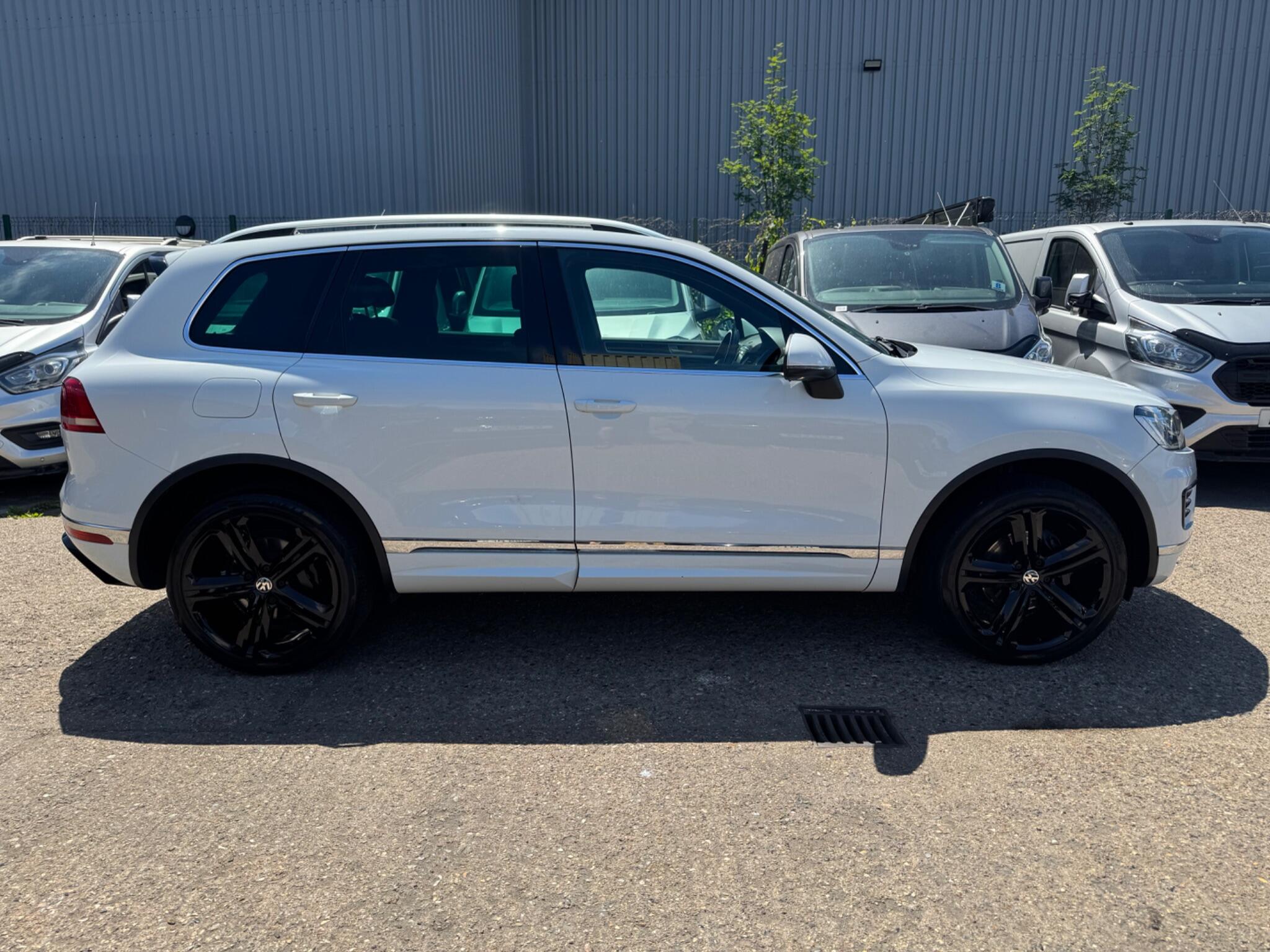 Volkswagen Touareg view 10