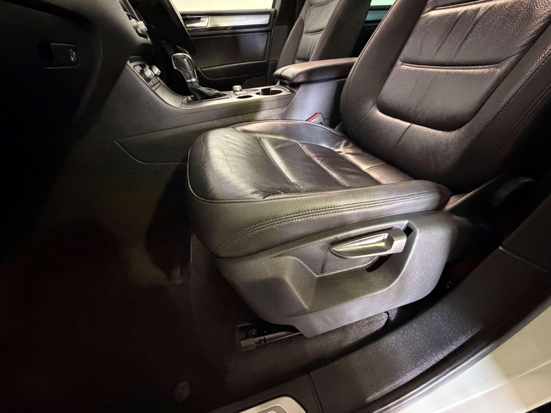 Volkswagen Touareg view 65
