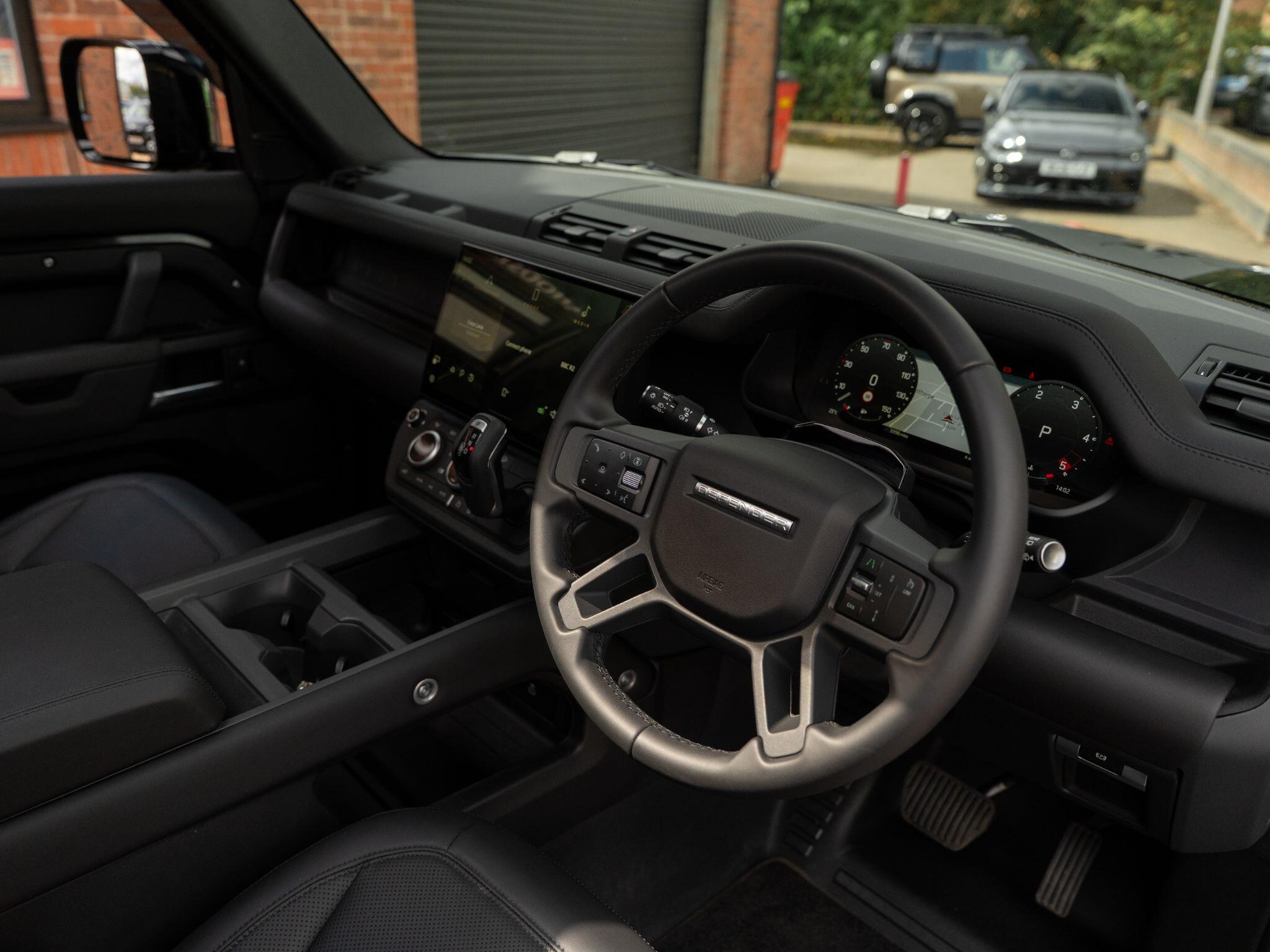 Land Rover Defender 110 view 37
