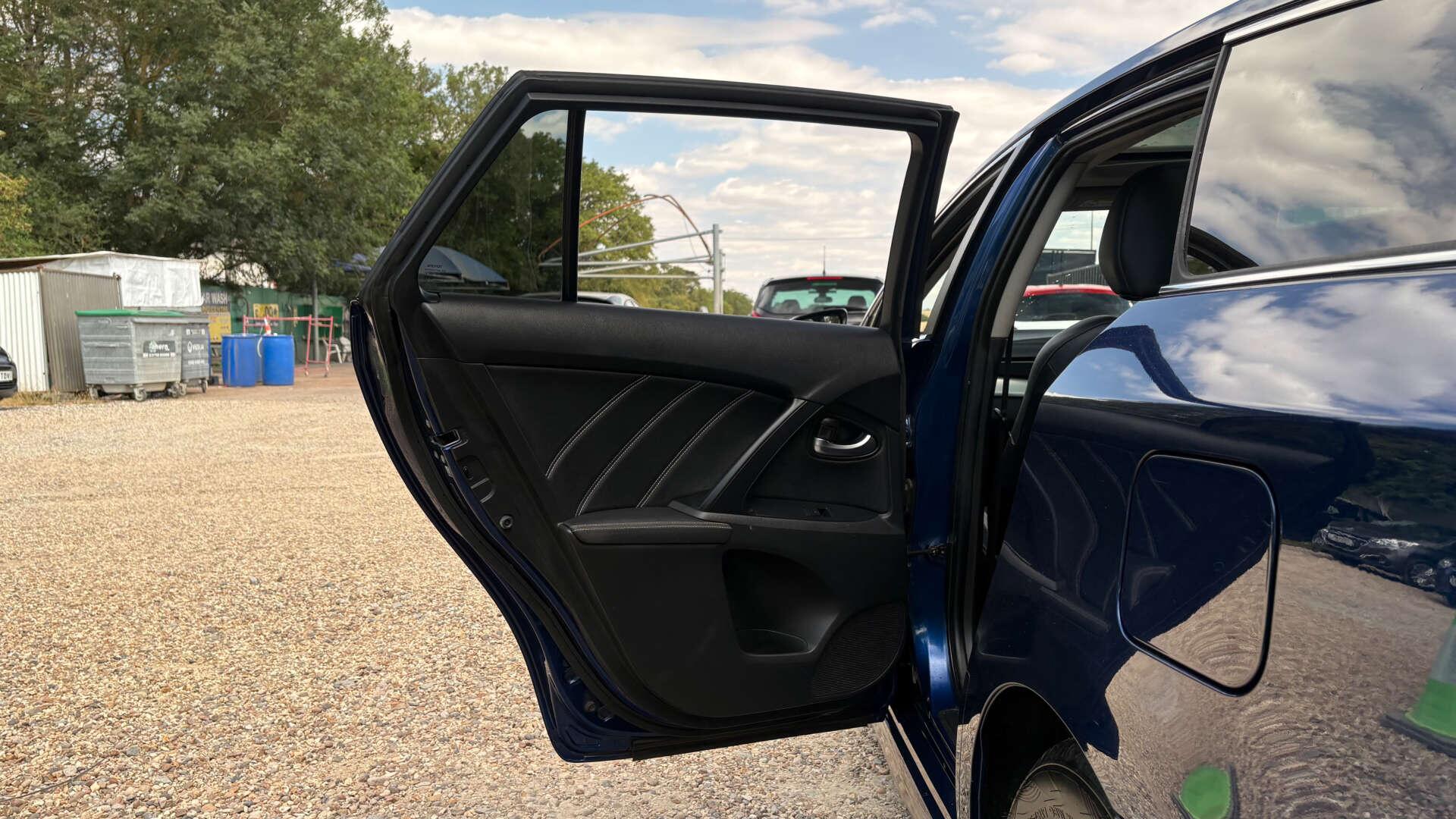 Toyota Avensis view 38