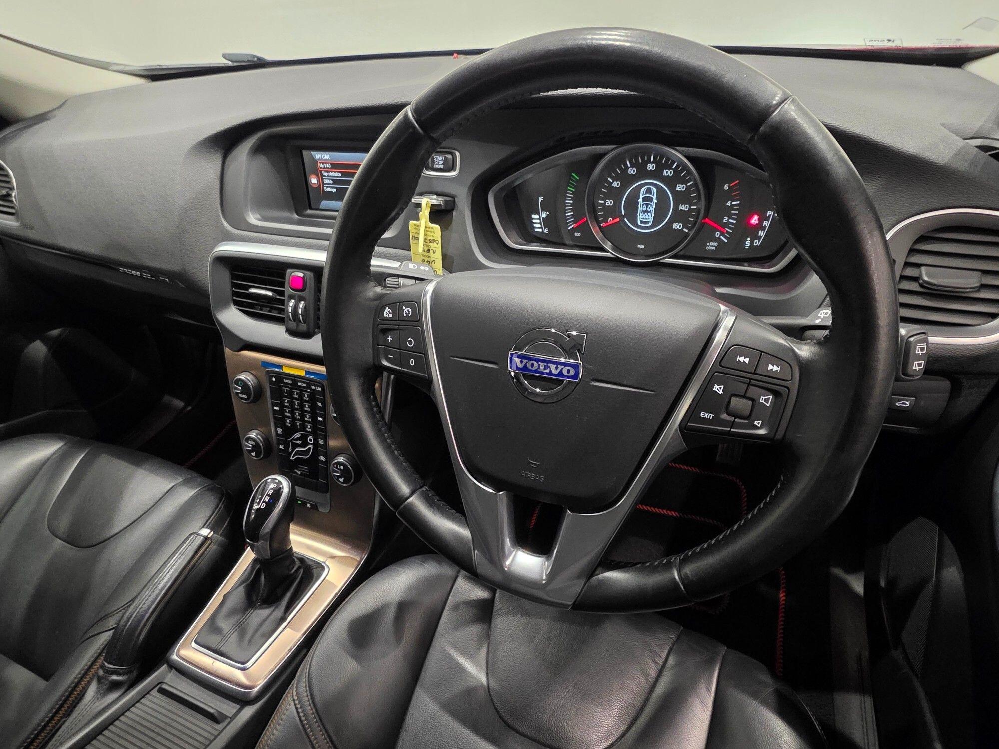 Volvo V40 Cross Country view 13