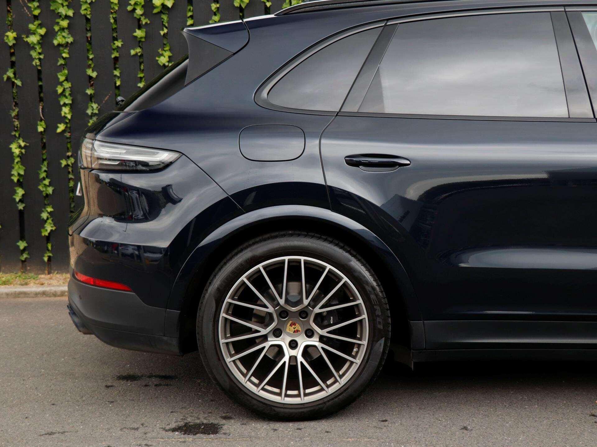 Porsche Cayenne view 31