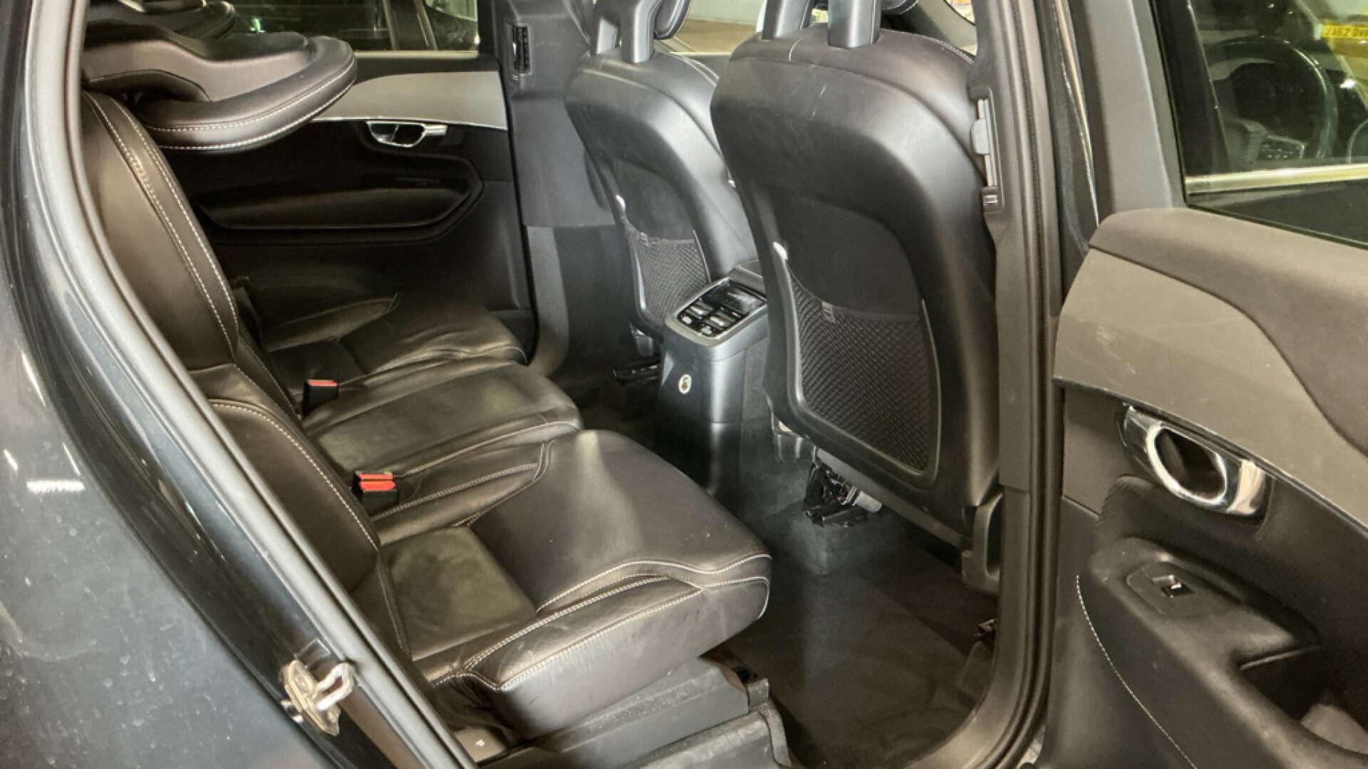 Volvo XC90 view 8