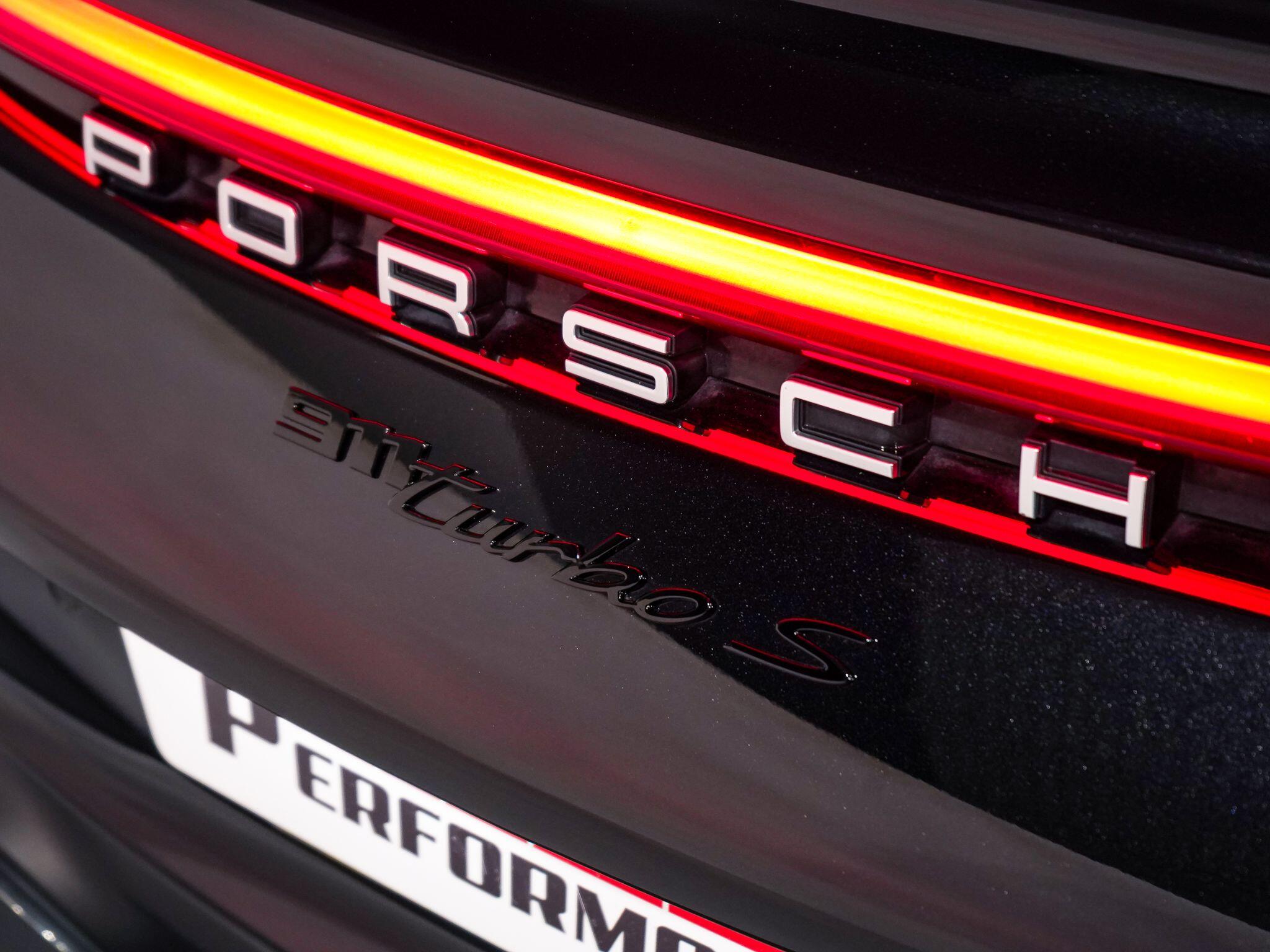 Porsche 911 view 40