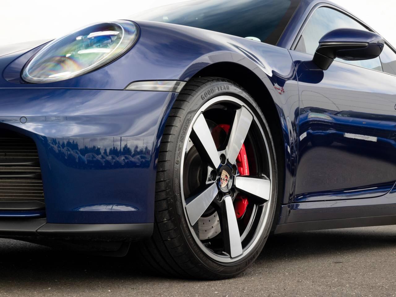Porsche 911 view 18