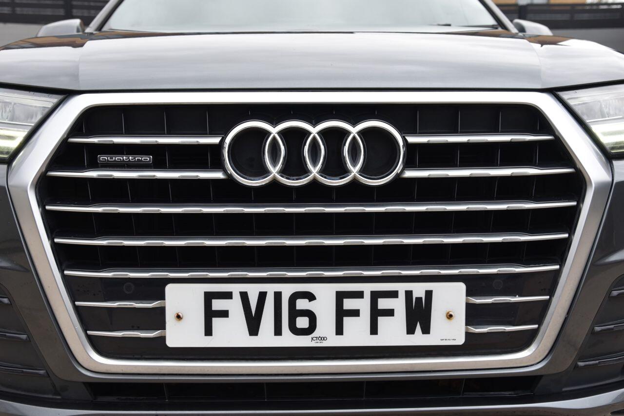 Audi Q7 view 13