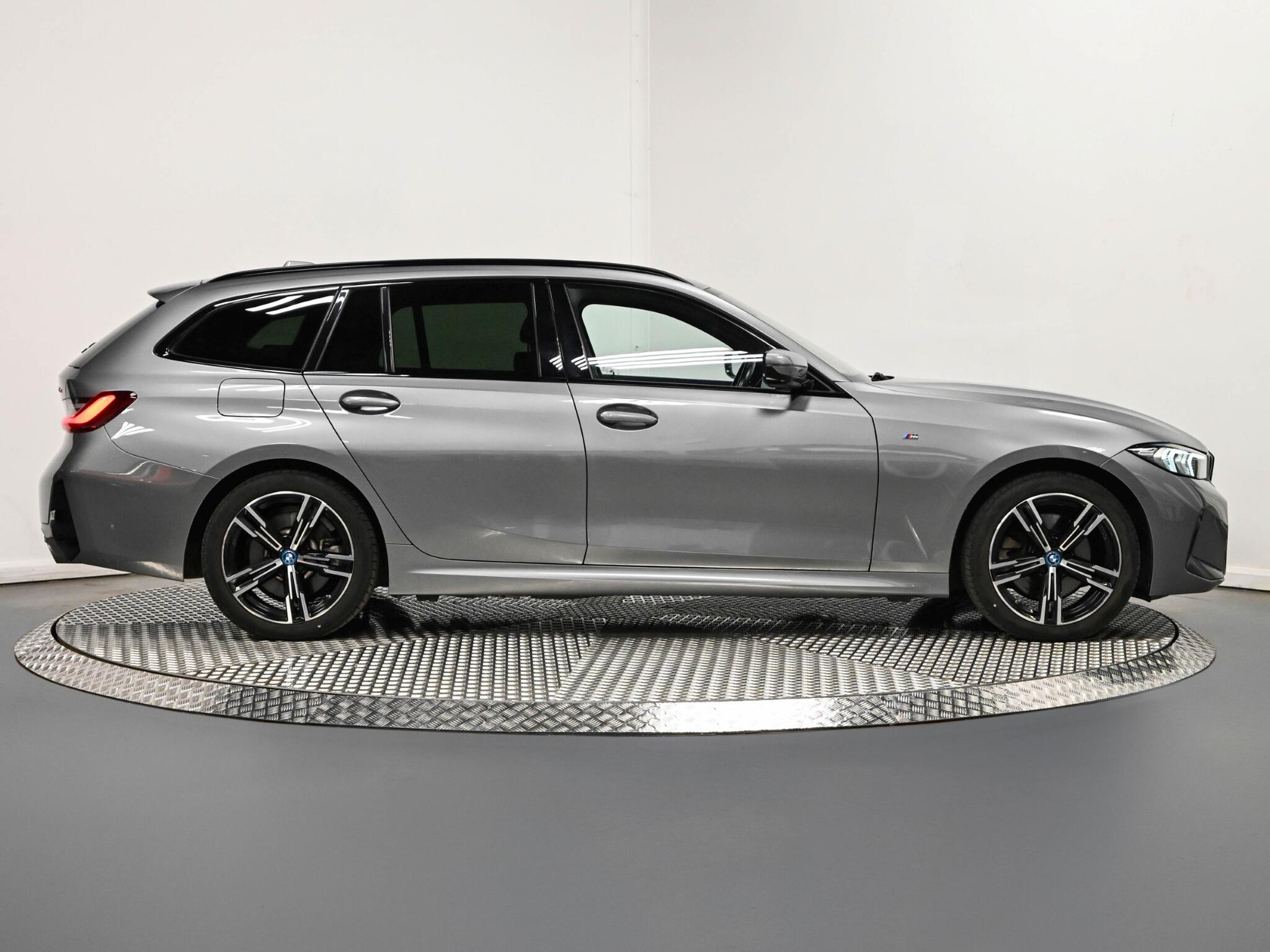 BMW 3 Series view 22