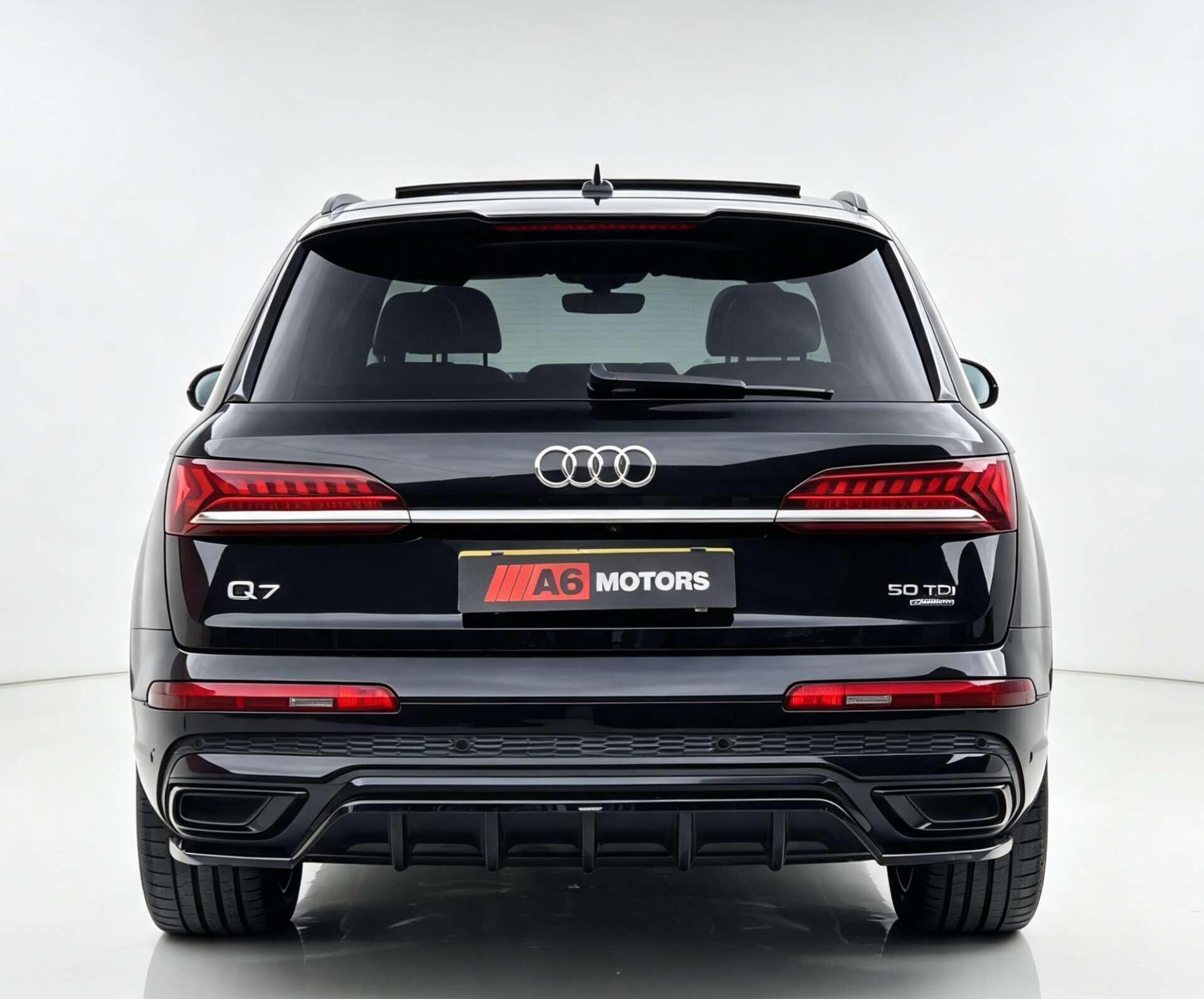 Audi Q7 view 8
