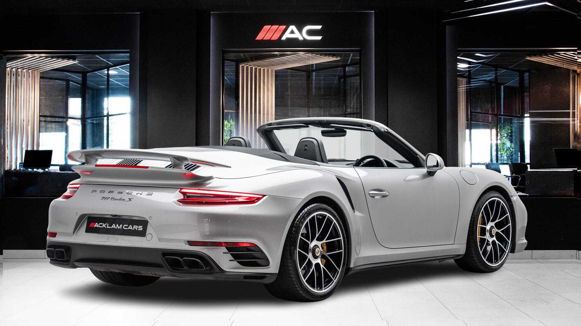 Porsche 911 view 4