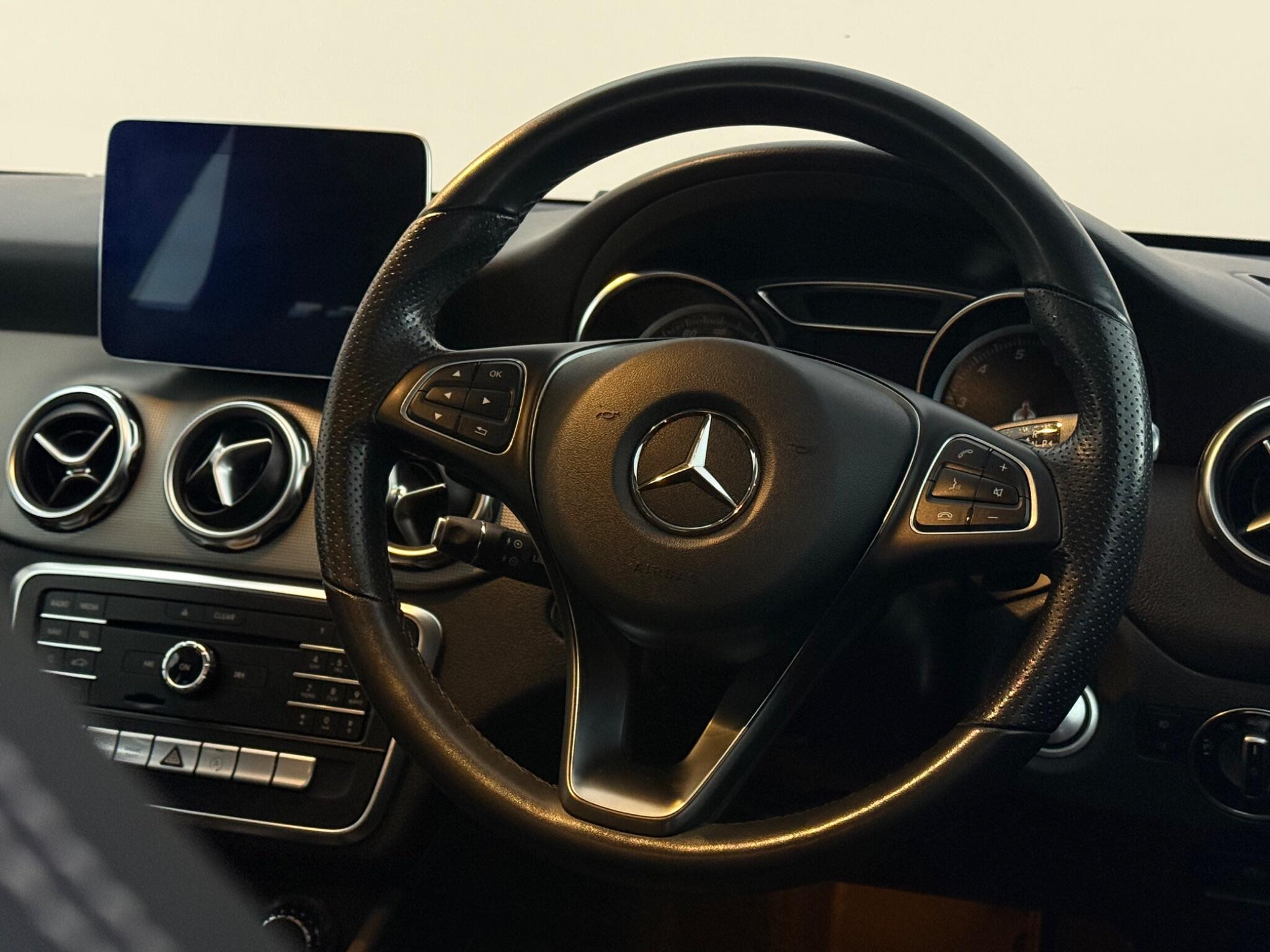 Mercedes-Benz GLA view 12