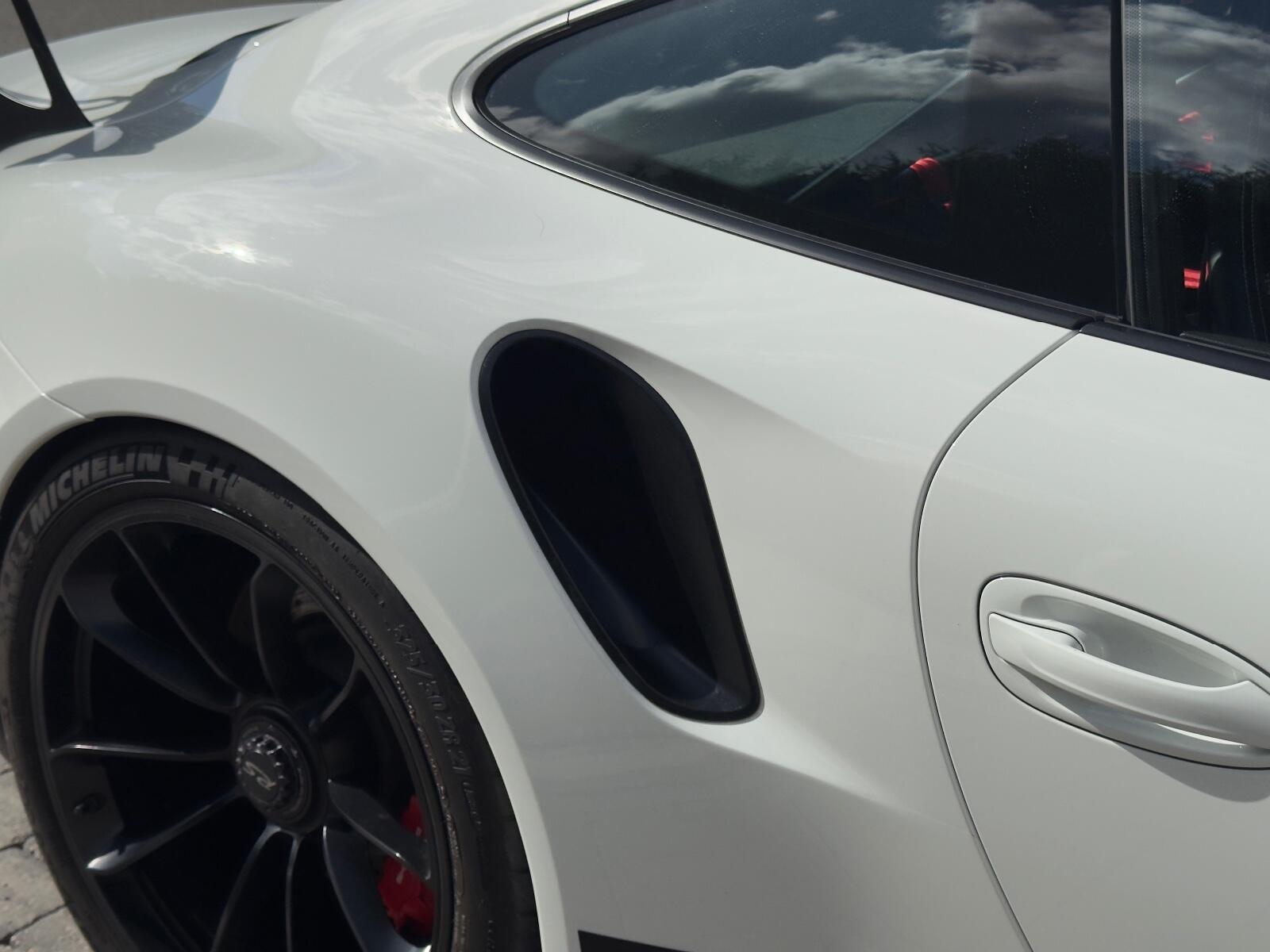 Porsche 911 view 17
