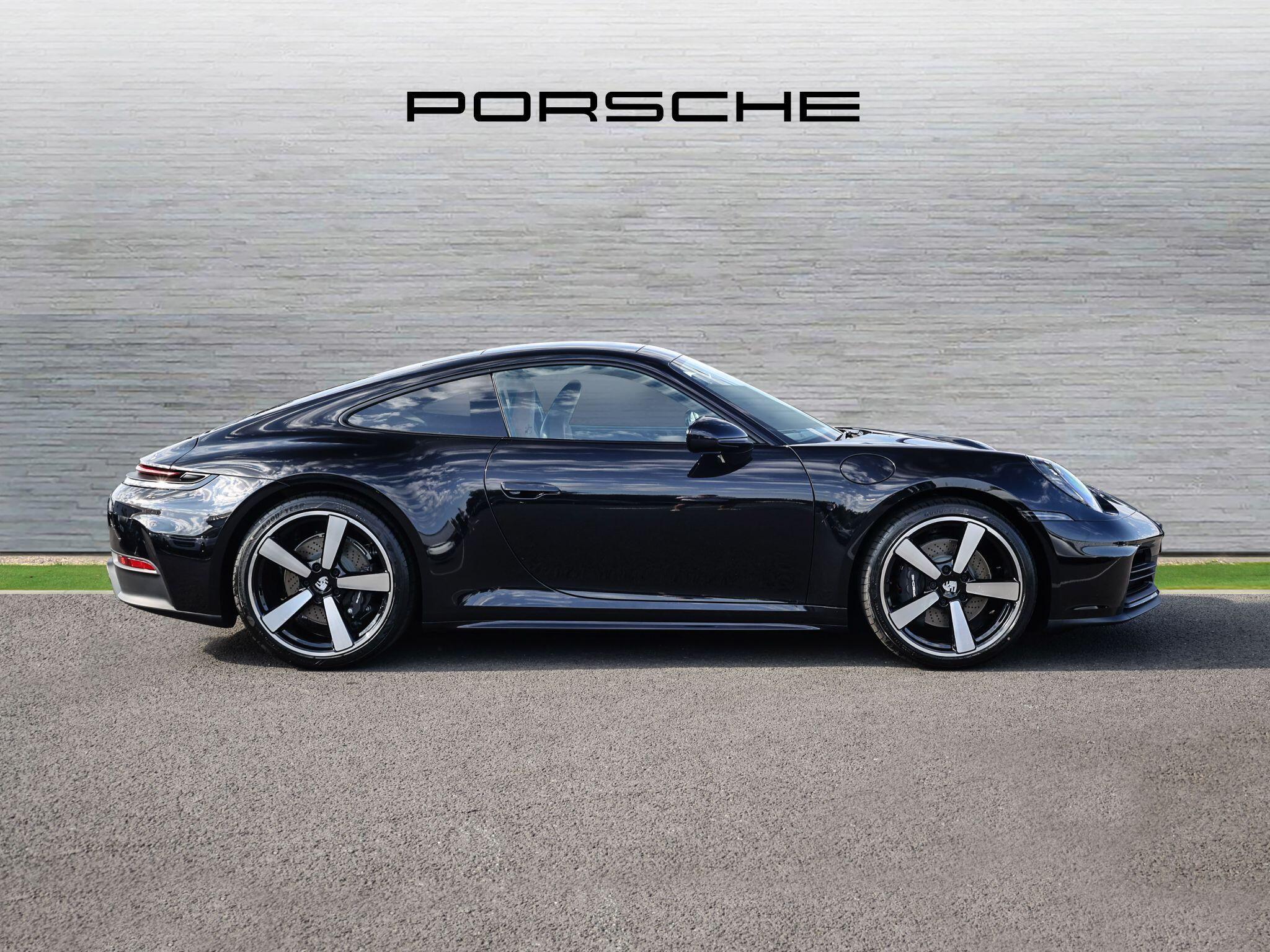 Porsche 911 view 7