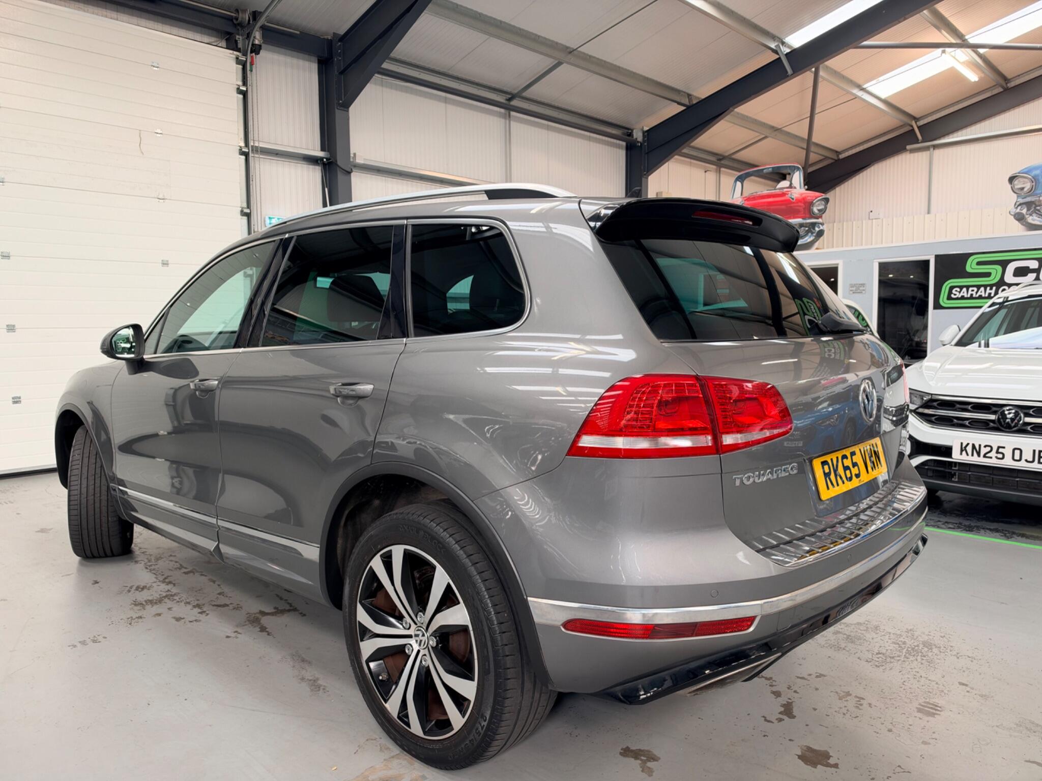 Volkswagen Touareg view 9
