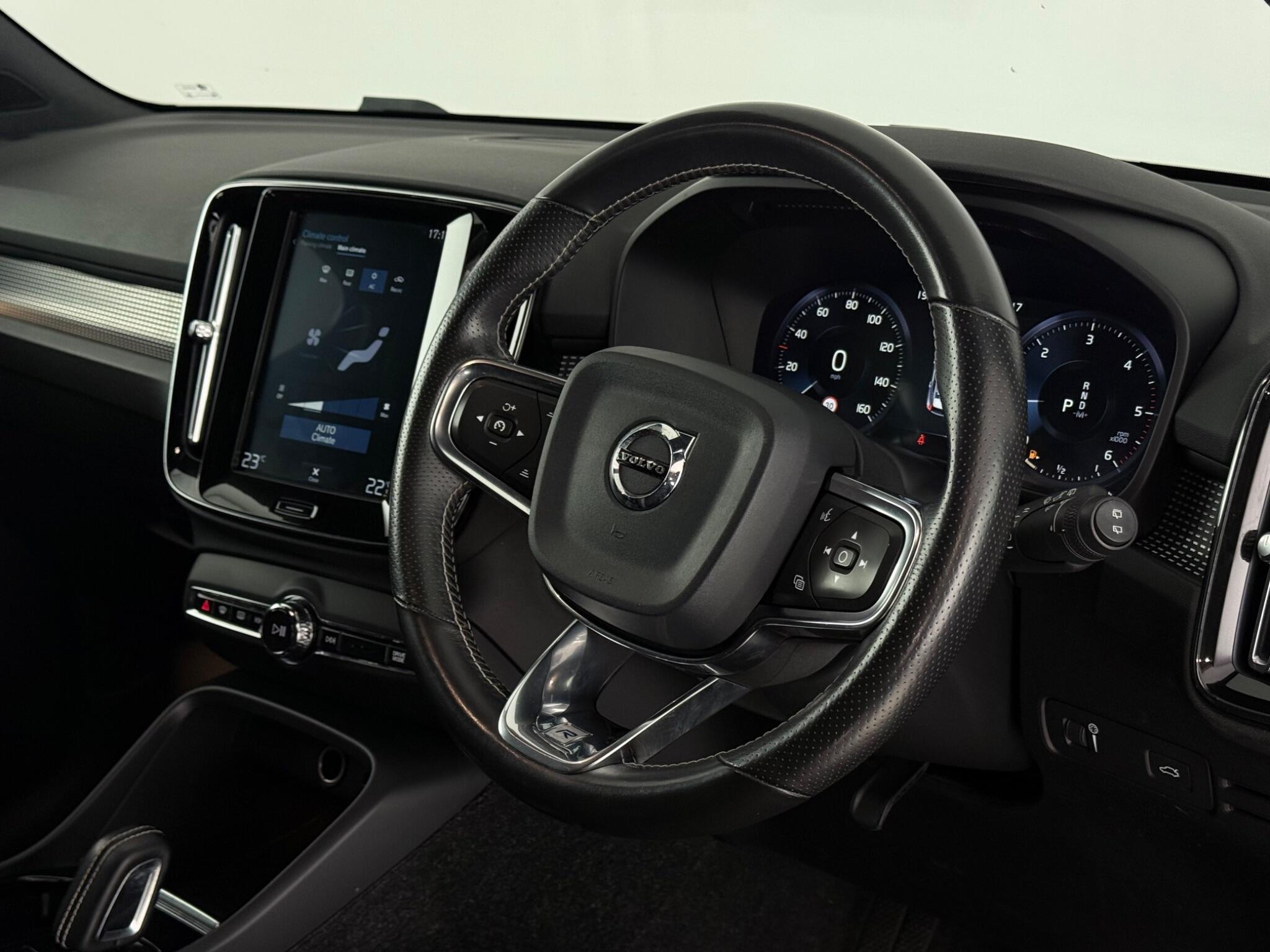 Volvo XC40 view 3