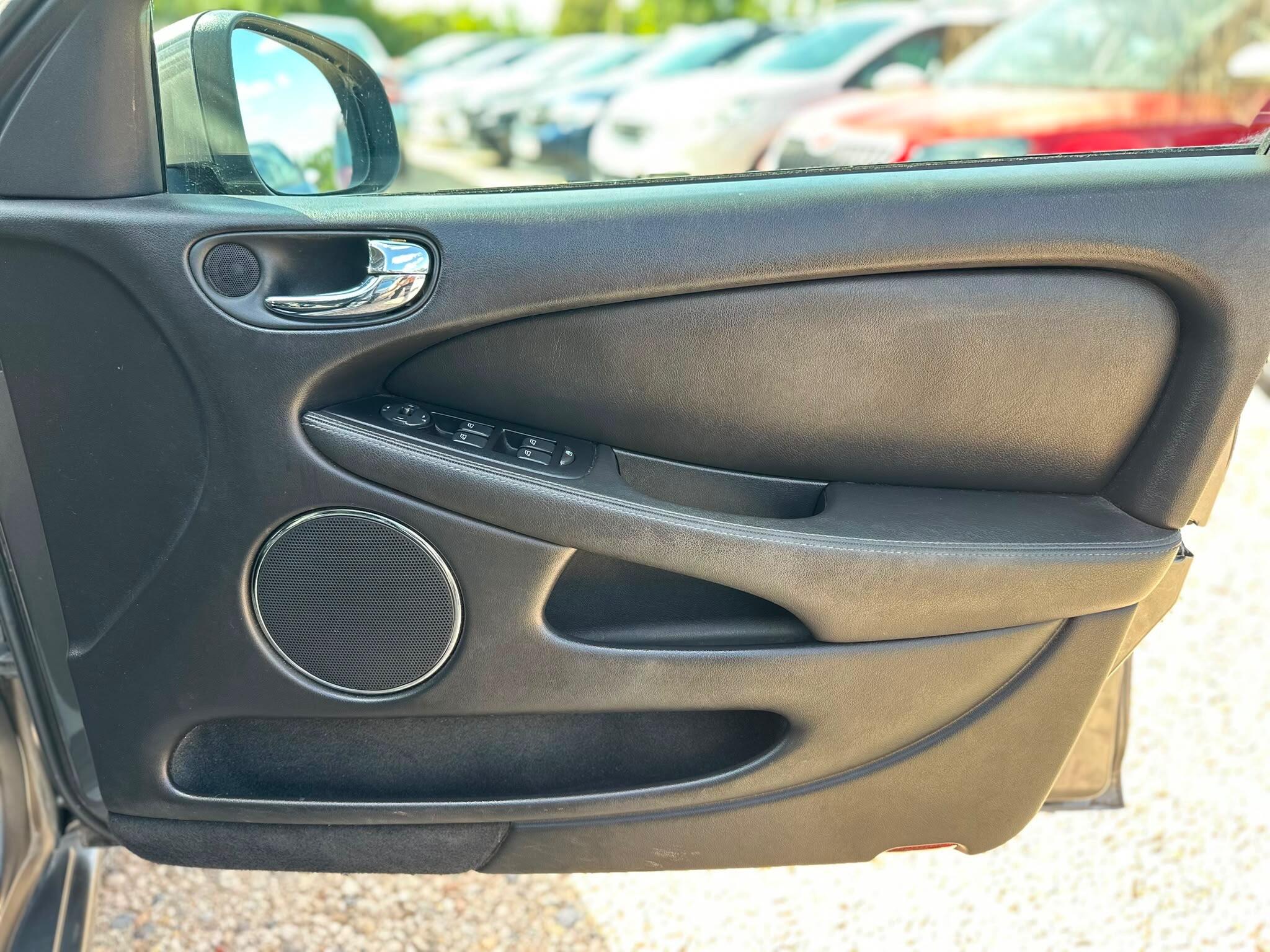Jaguar X-Type view 50