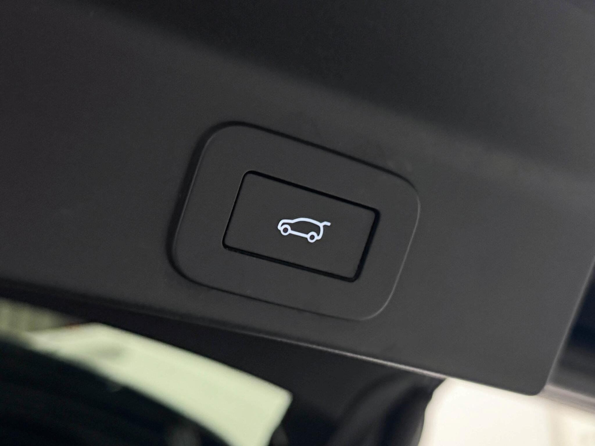 Jaguar F-Pace view 8