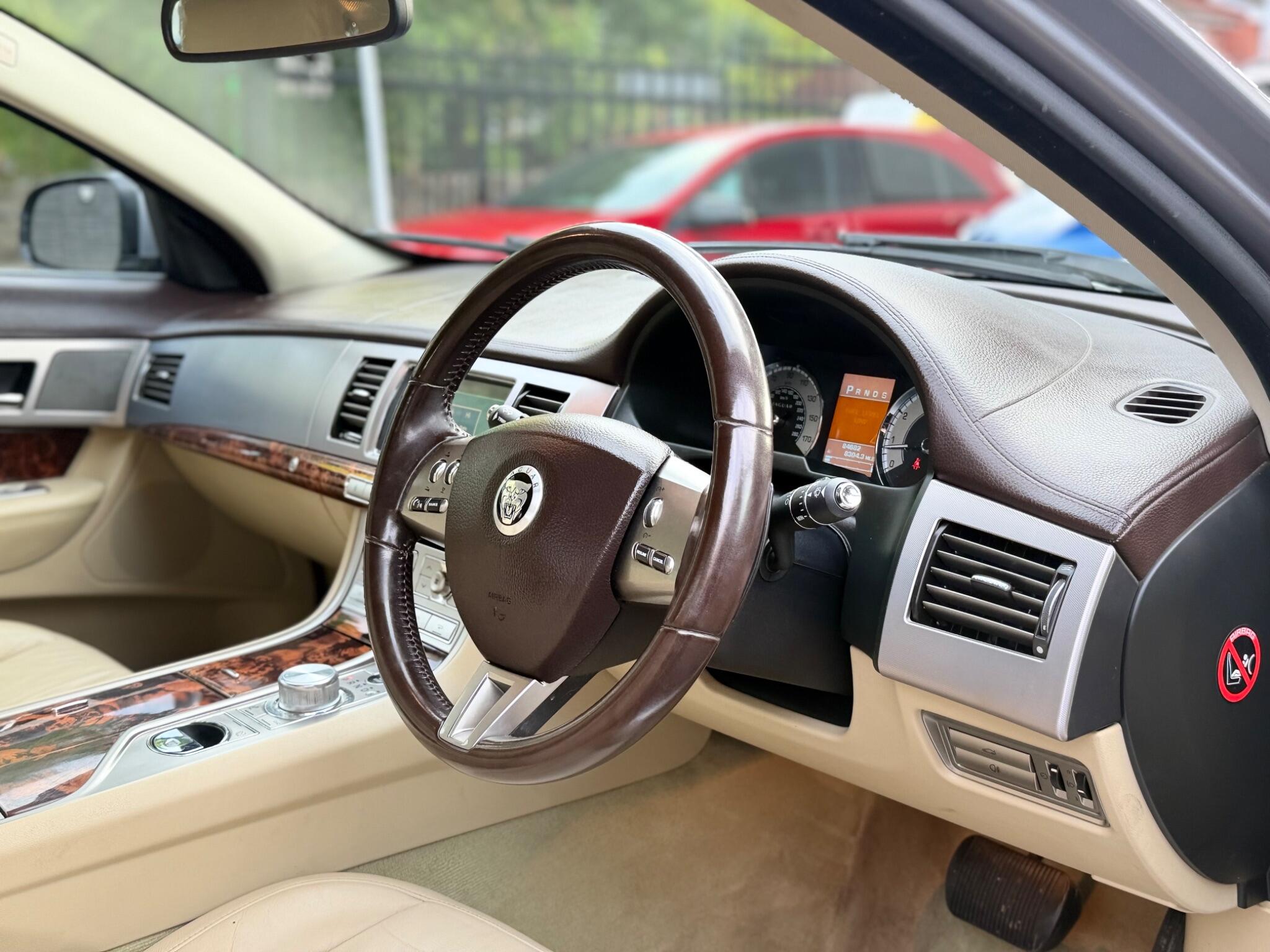 Jaguar XF view 14