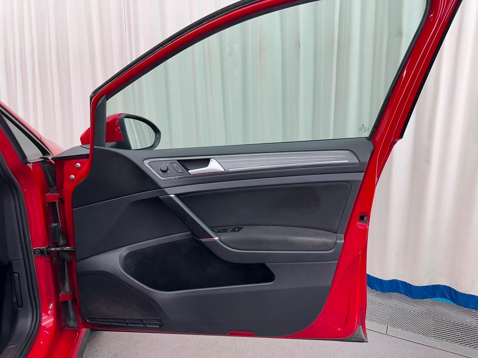 Volkswagen Golf view 14