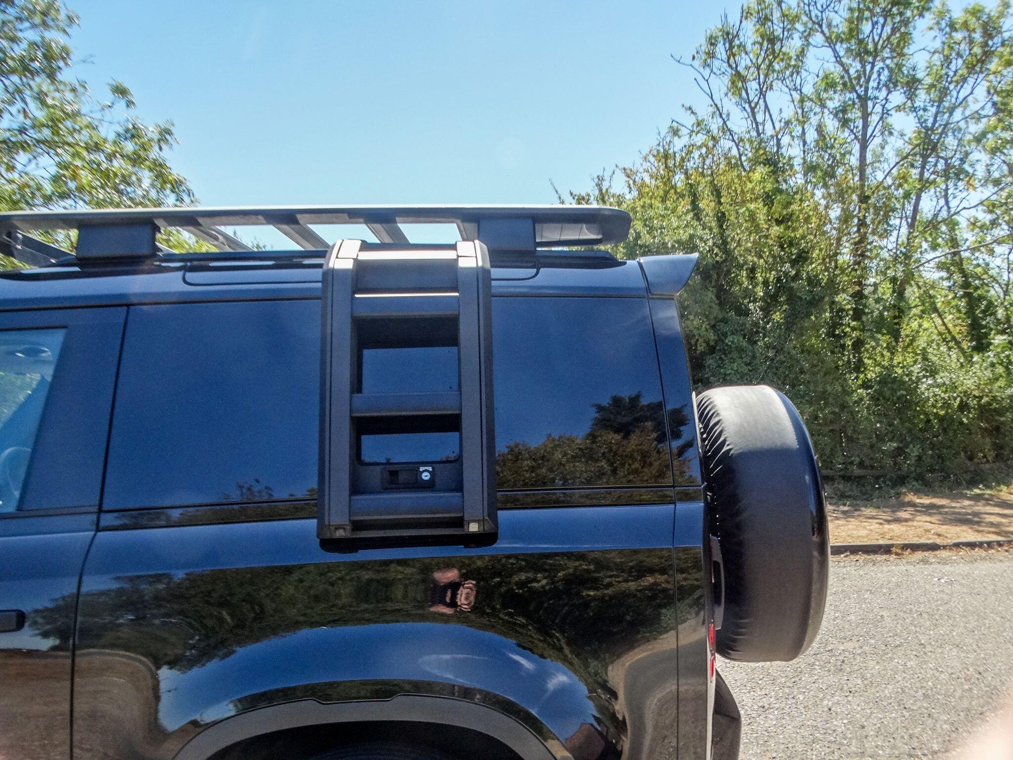 Land Rover Defender 90 view 17