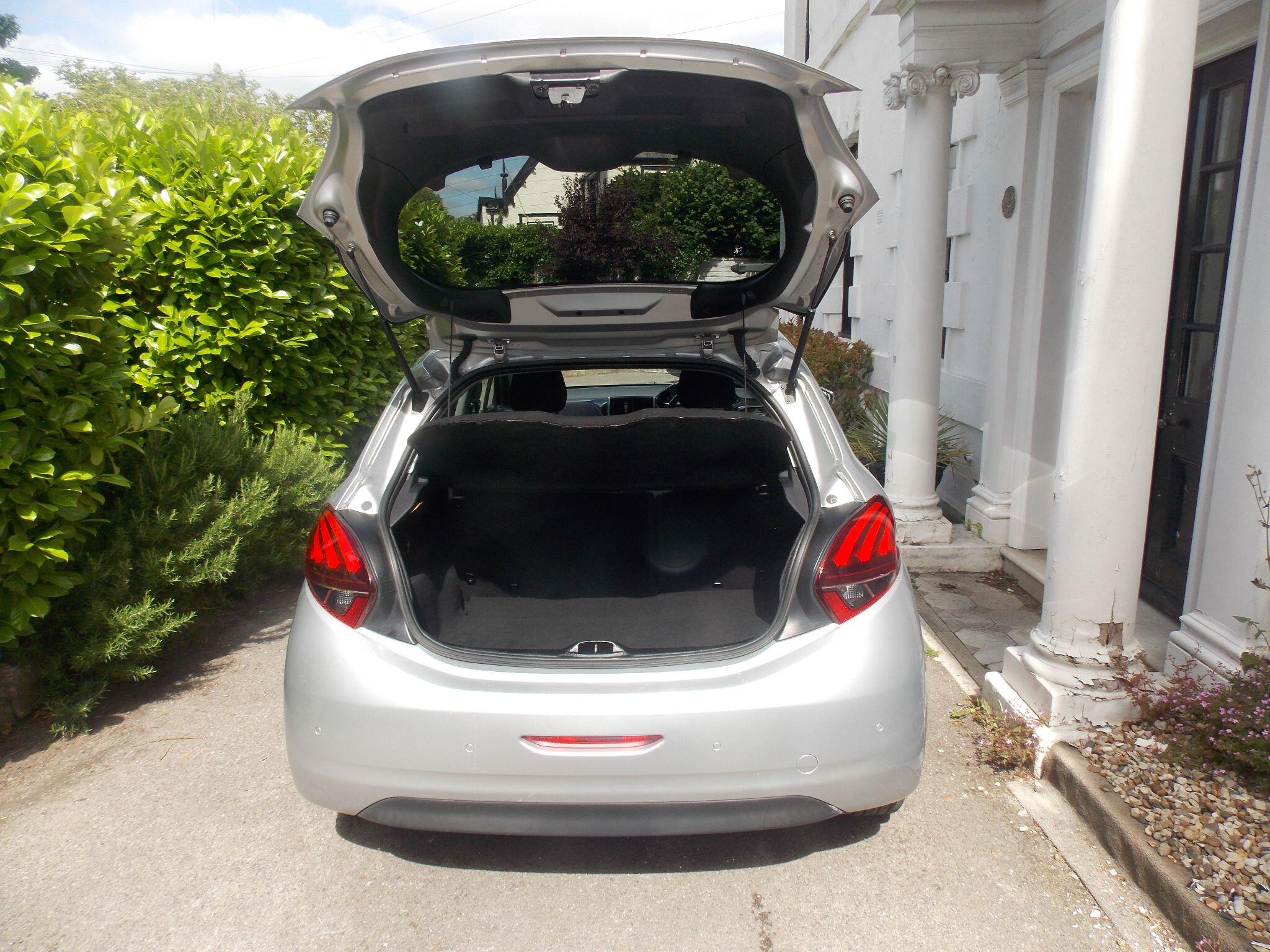 Peugeot 208 view 10