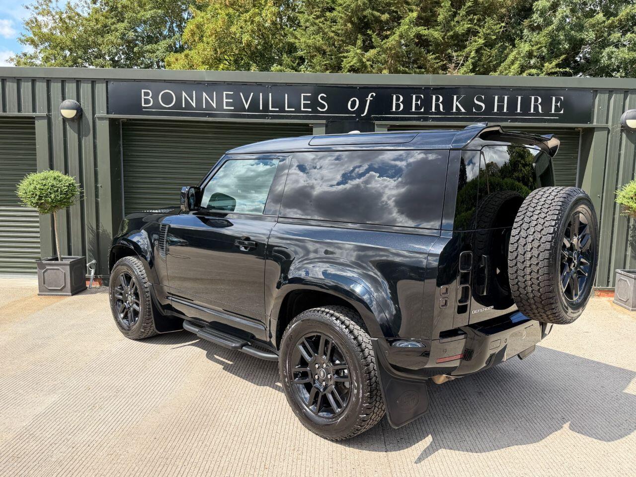 Land Rover Defender 90 view 3