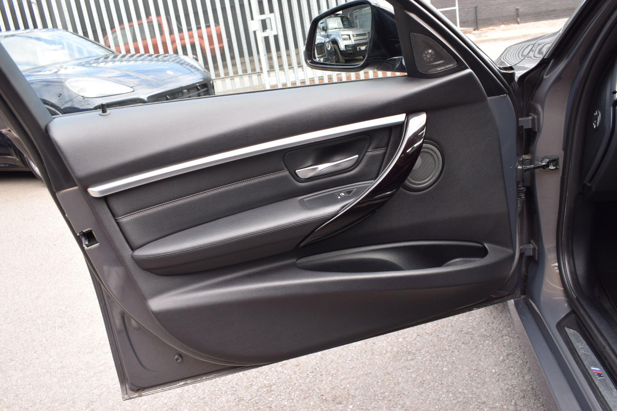 BMW 3 Series view 23