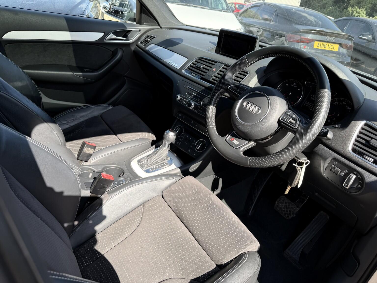 Audi Q3 view 14
