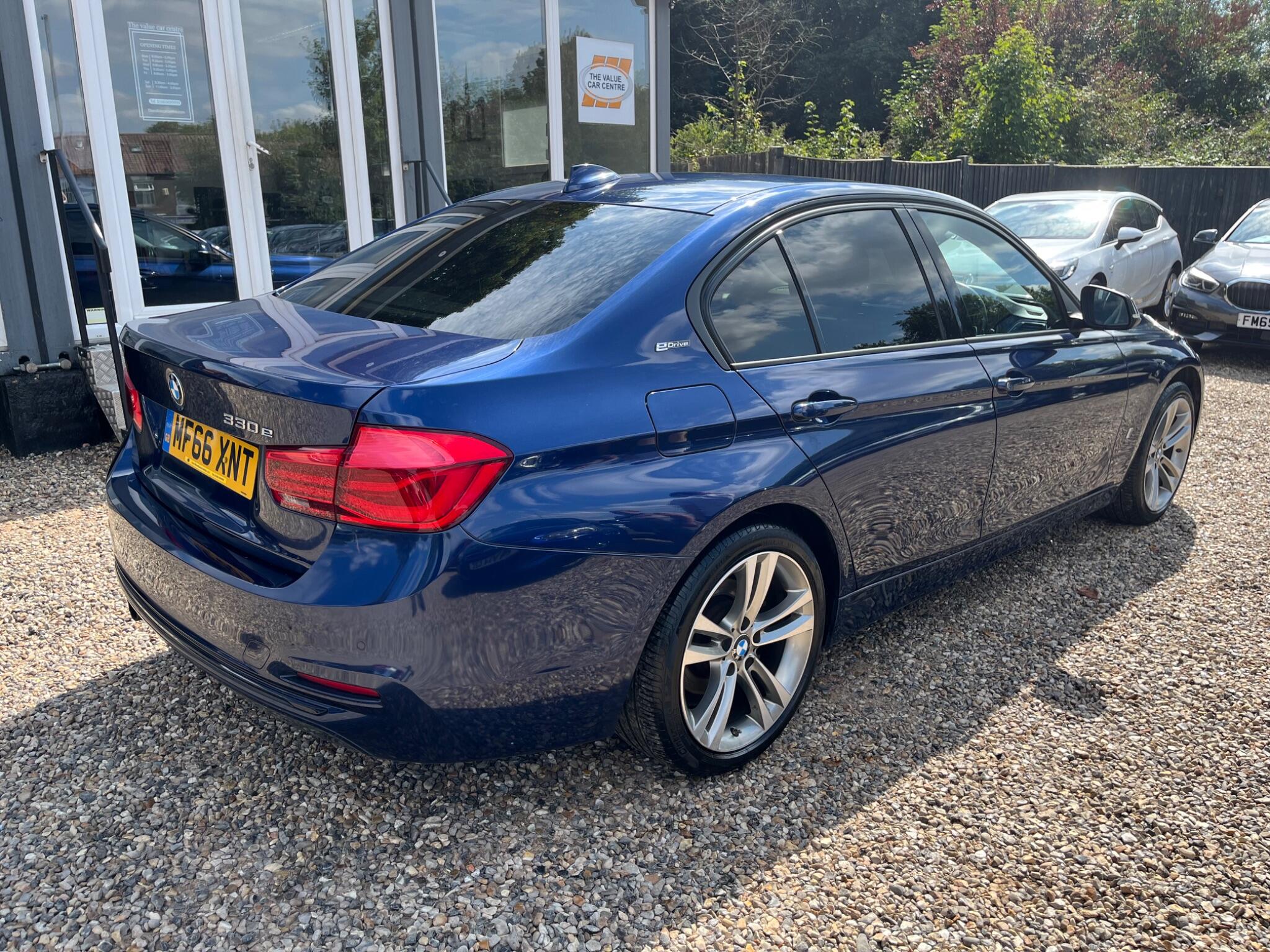 BMW 3 Series view 4