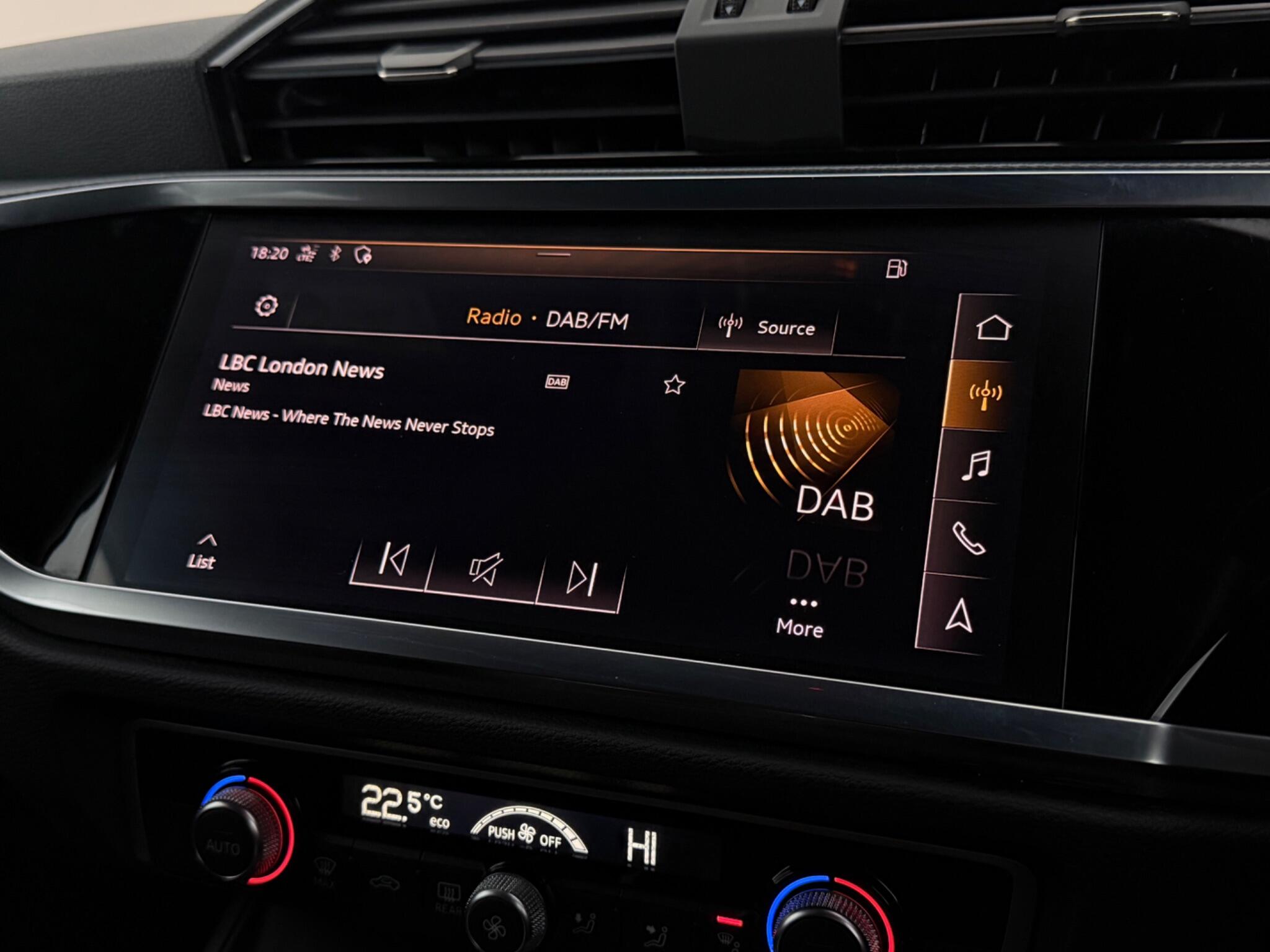 Audi Q3 view 24