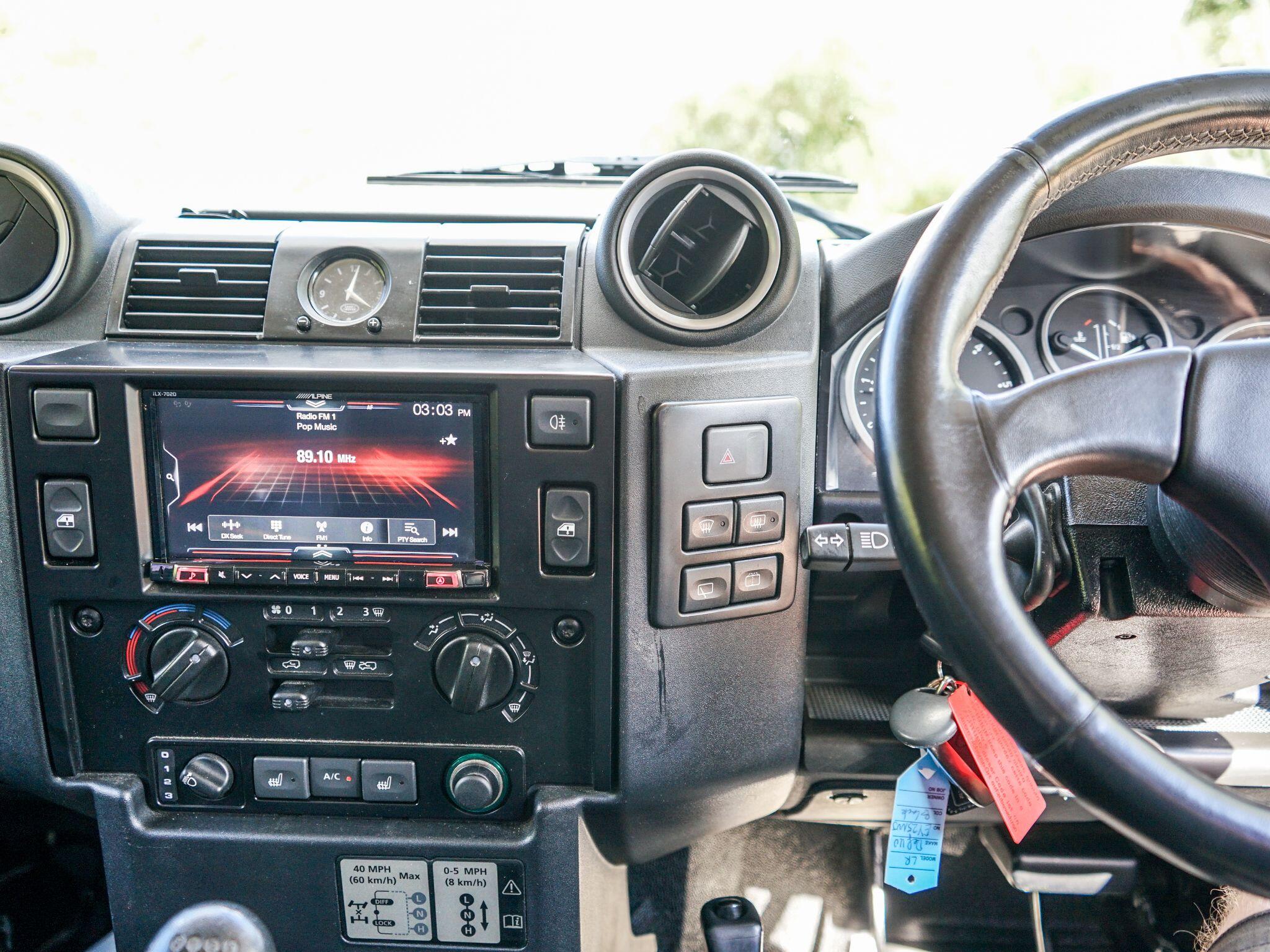Land Rover Defender 110 view 8