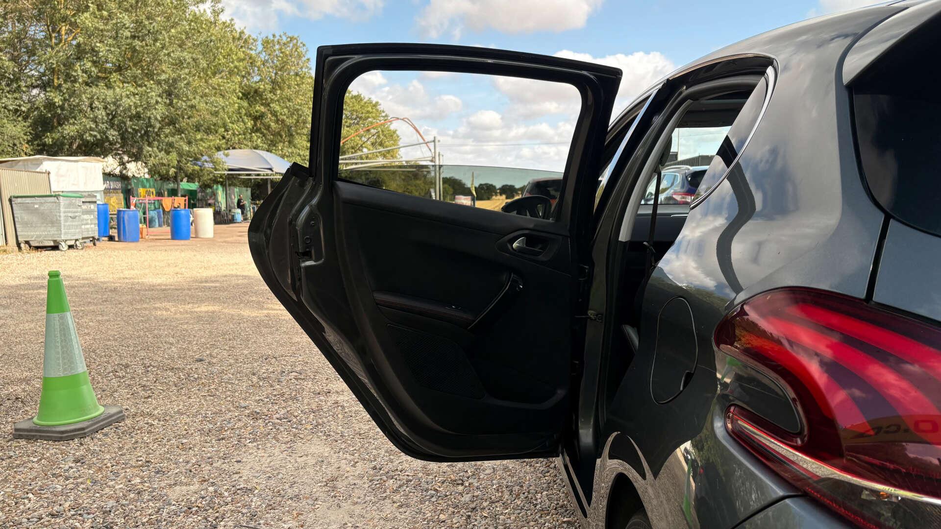 Peugeot 208 view 36
