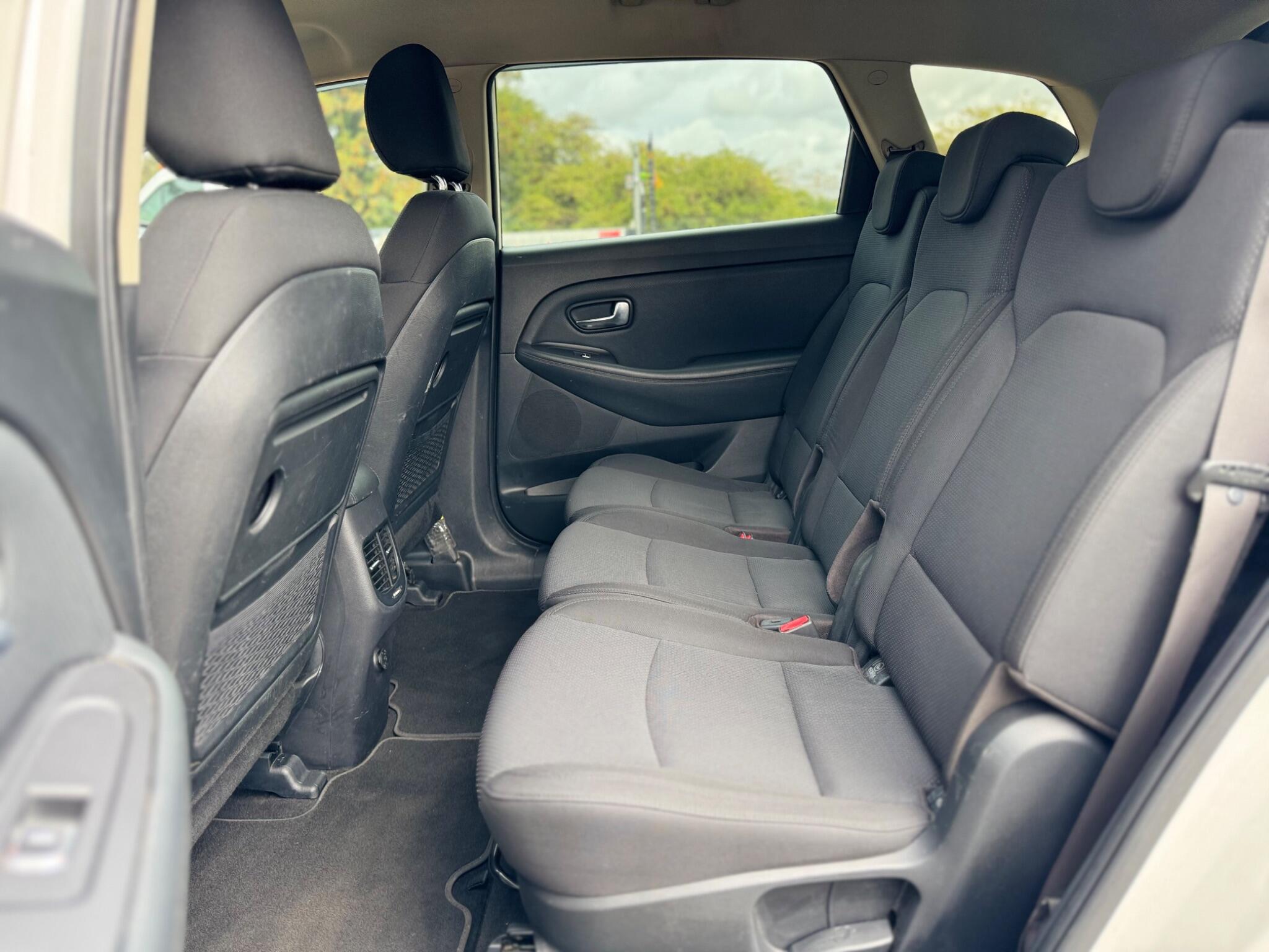 Kia Carens view 25