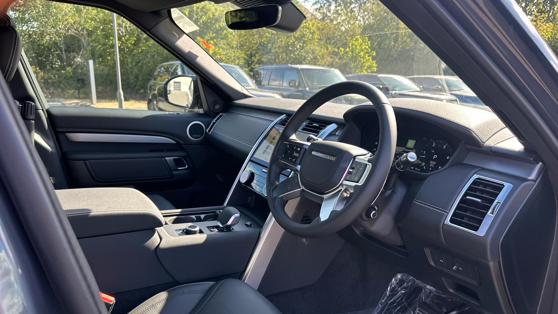 Land Rover Discovery view 9