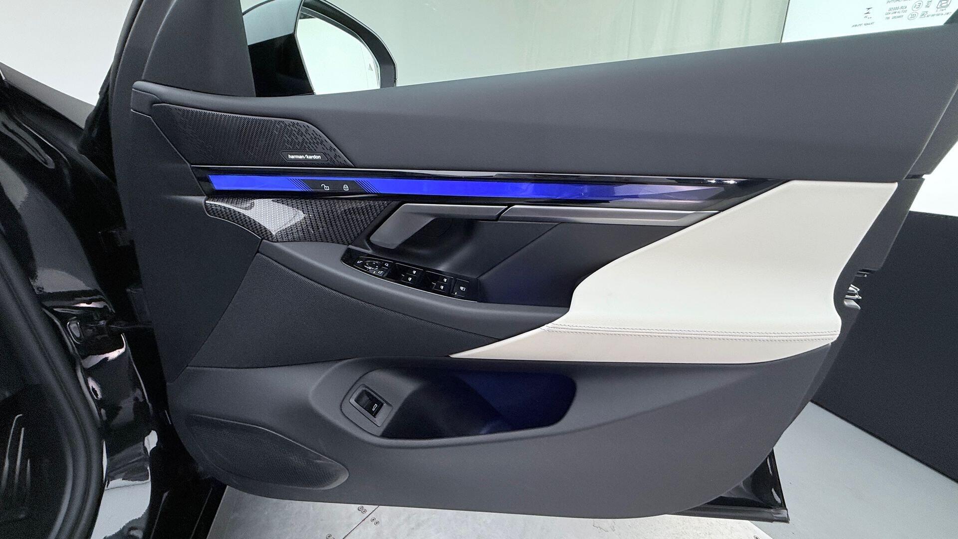 BMW 5 Series view 20